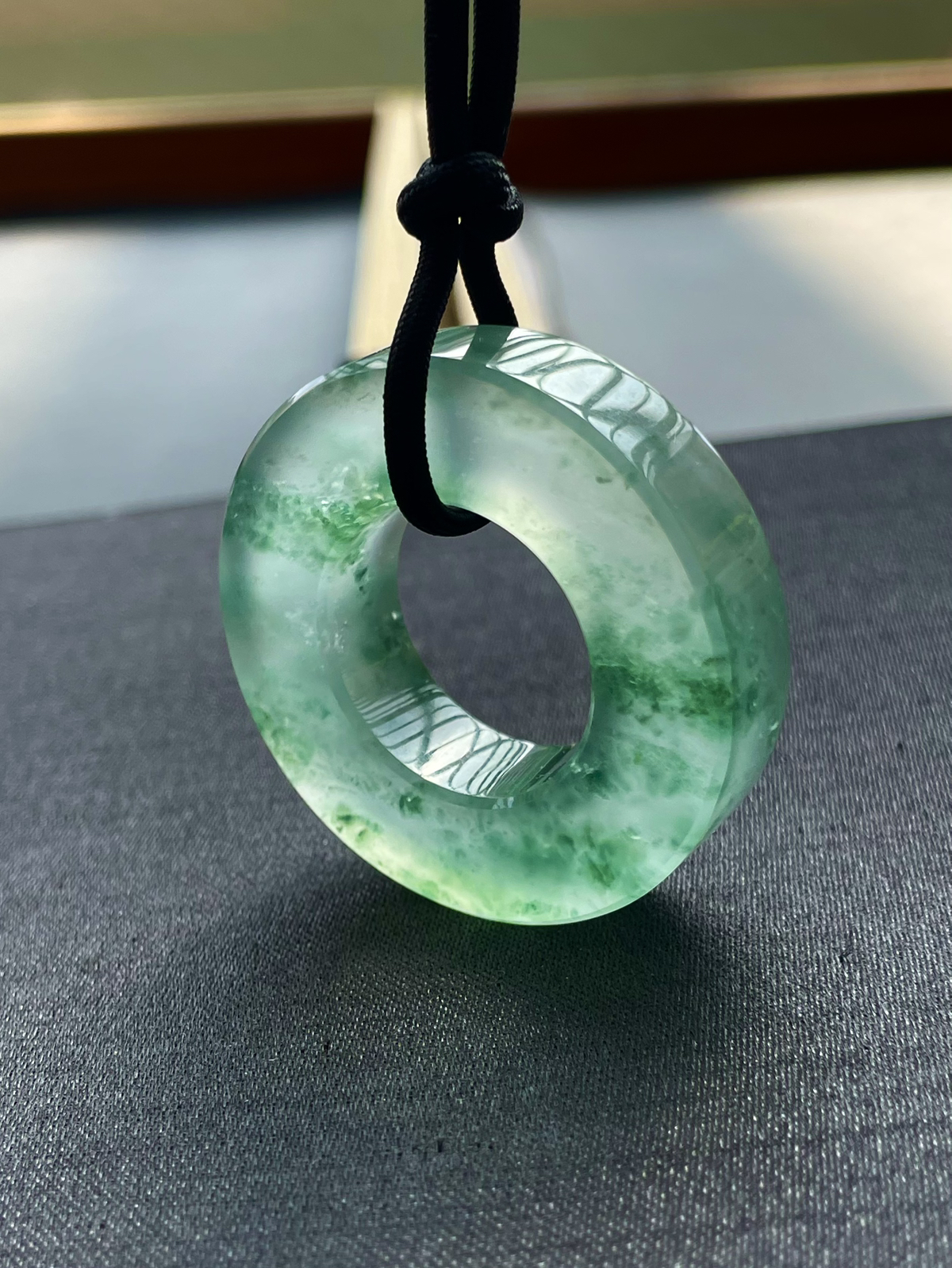 【冰种飘花平安环】也叫甜甜圈，品质很好，冰感十足，质地细腻，胶感明显，收藏品质