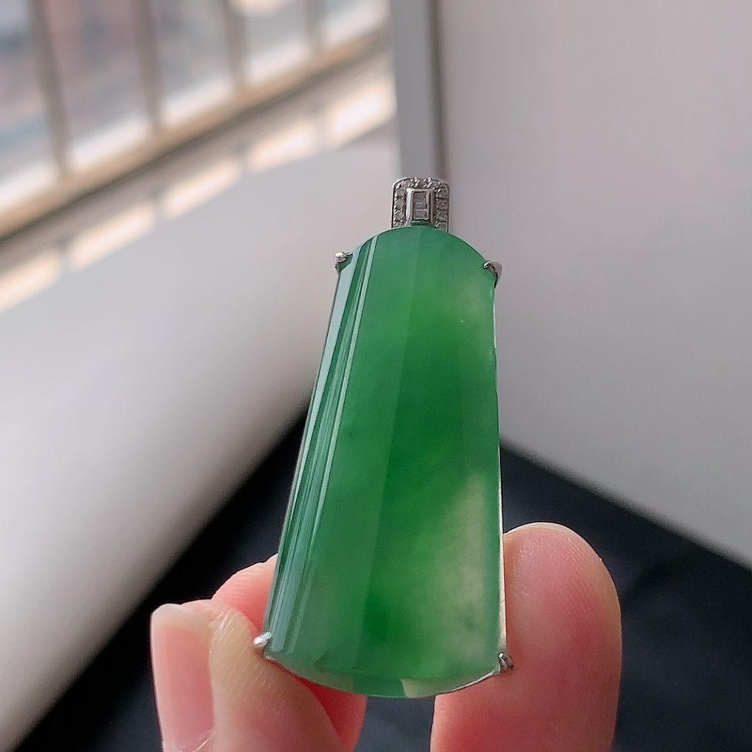 ️ 冰飘绿平安柱吊坠。色阳色艳，种老饱满细腻，佩戴优雅气质货号181003，42.1-18.8-6.8