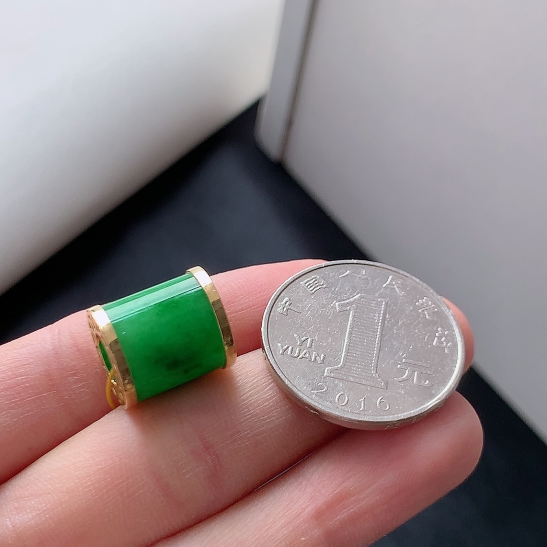 ️ 冰阳绿路路通吊坠 料子水润十足，鲜艳 种水赞 佩戴精致优雅 货号181003，13.6-11.8