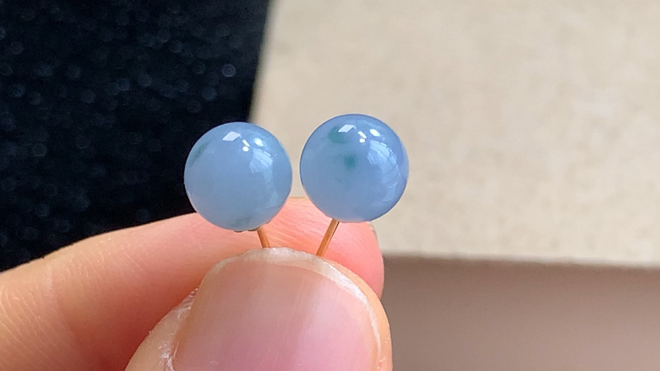 ️ 18K金伴钻珠子耳钉，无裂，尺寸取一7.0mm，包A附证书