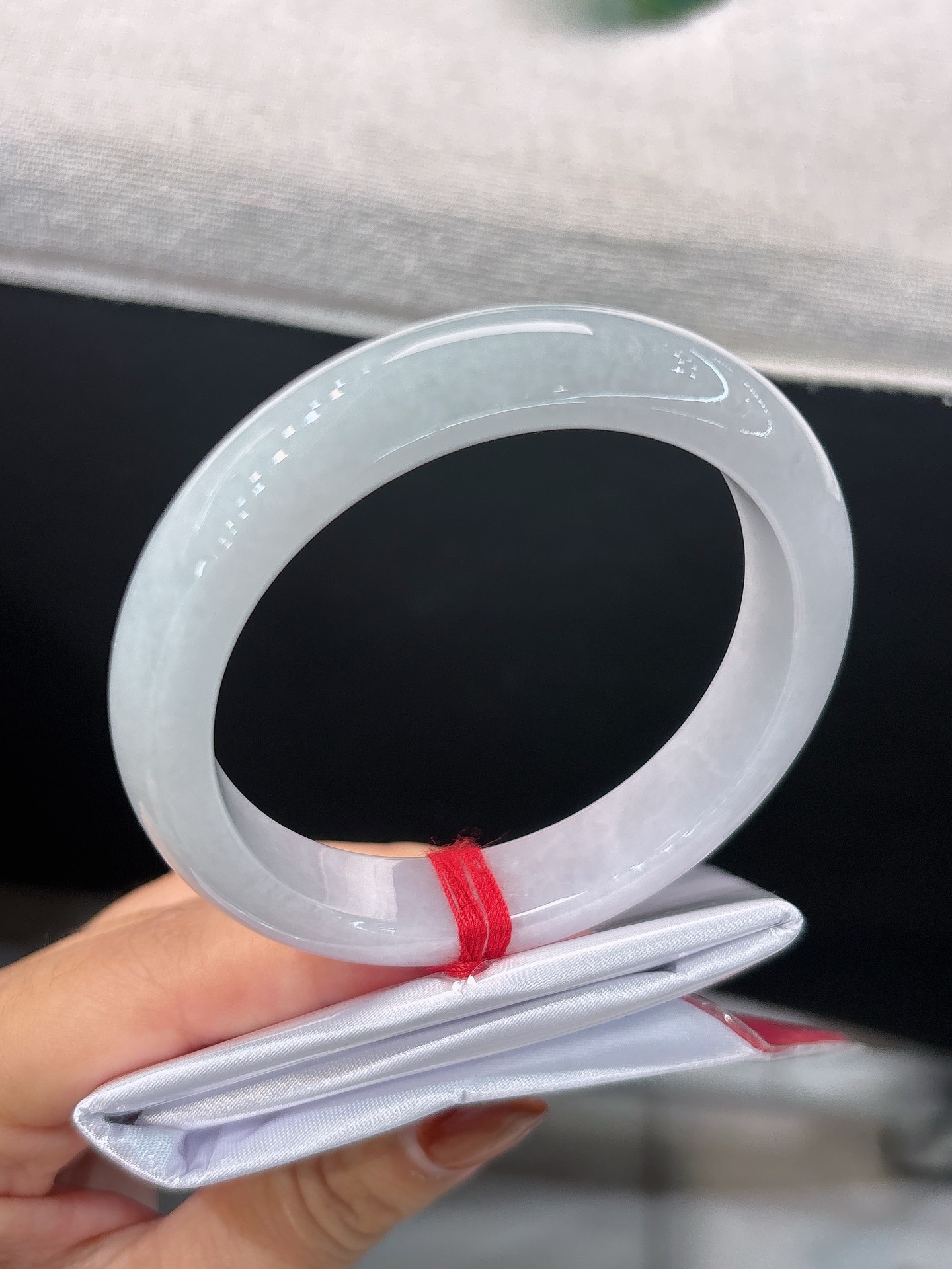 天然翡翠手镯，圈口55.3/12/8.5，正圈浅白柔底，莹润素净，简约雅致，干净柔和，无裂