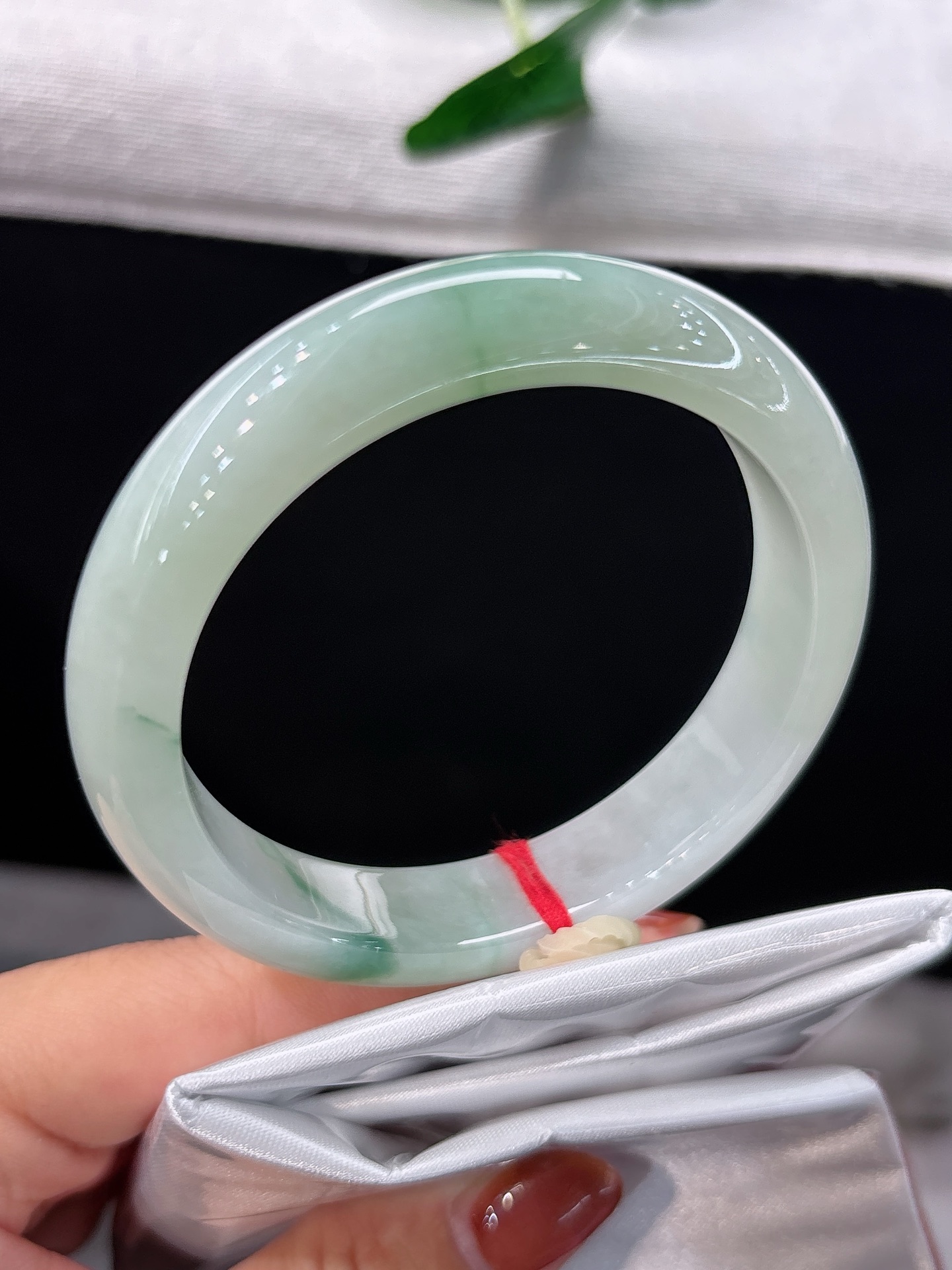 天然翡翠手镯，圈口53.7/12.2/8.4，正圈冰润浅底飘翠，一抹翠色悠然栖于玉间，自带温婉灵气，无裂