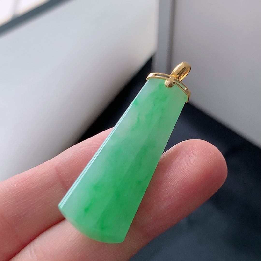 ️ 冰飘绿平安柱吊坠。色阳色艳，种老饱满细腻，佩戴优雅气质货号181003，39.9-15.6-6.3