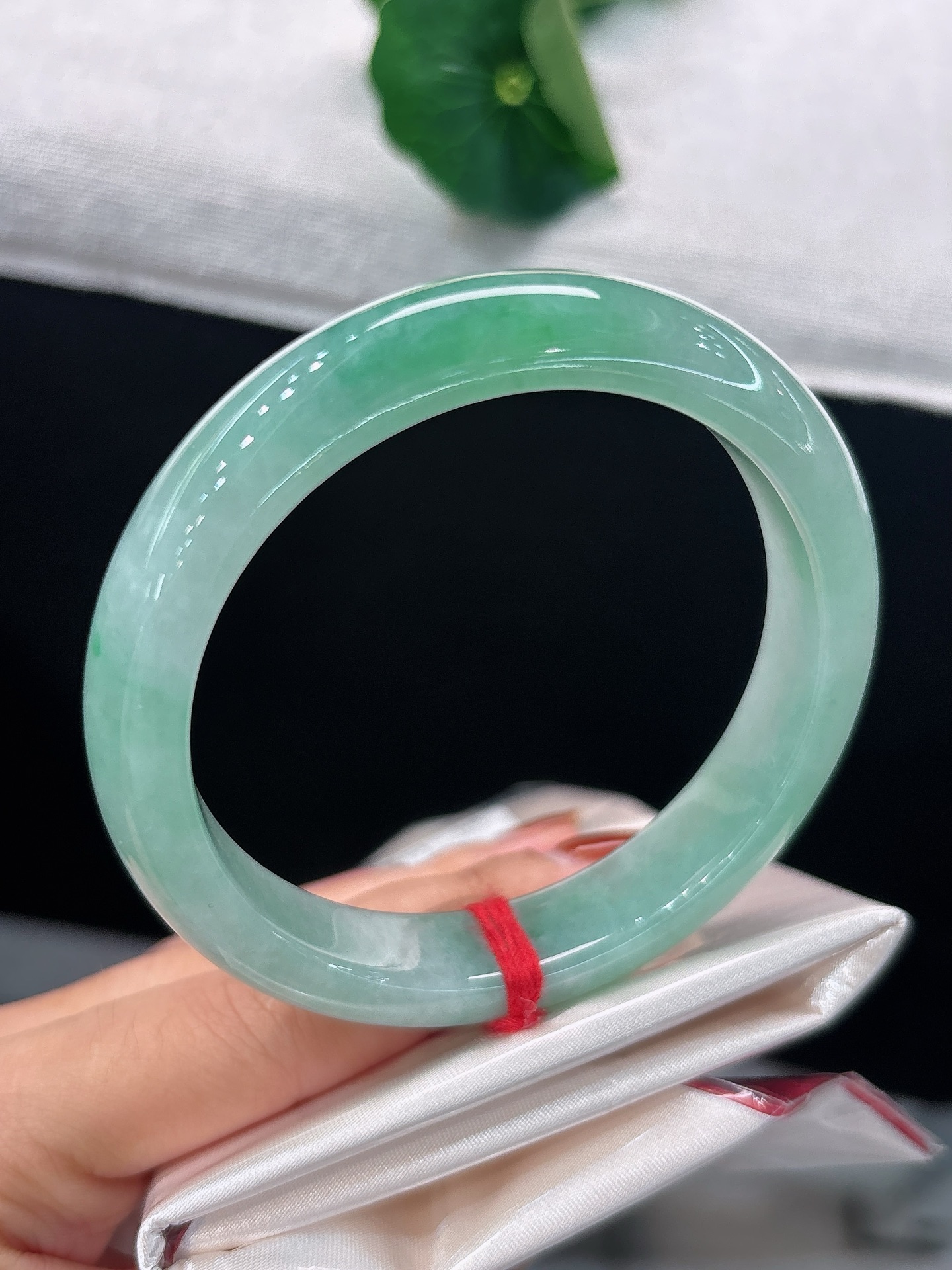 天然翡翠手镯，圈口58/12.3/8.6，正圈柔润果绿底色，清莹如水，翠色悠然漫展，雅致又灵动，无裂