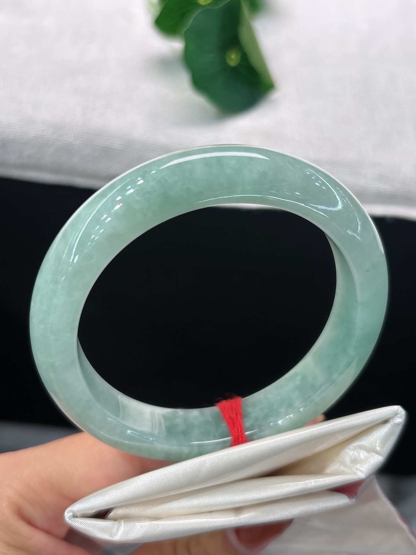 天然翡翠手镯，圈口58/12.7/9.7，正圈满抹浅湖绿，温润莹亮，似一汪春水凝于腕间，自带悠然清雅之韵，无裂