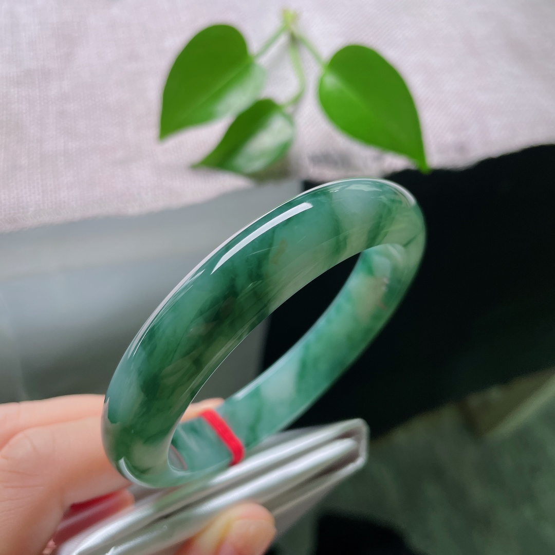 59/12.3/8.5，飘花正圈，无裂，玉光内敛柔和，温润起胶，油绿飘花如水中青藻，安静栖于玉间，灵动又静谧。ss59433a