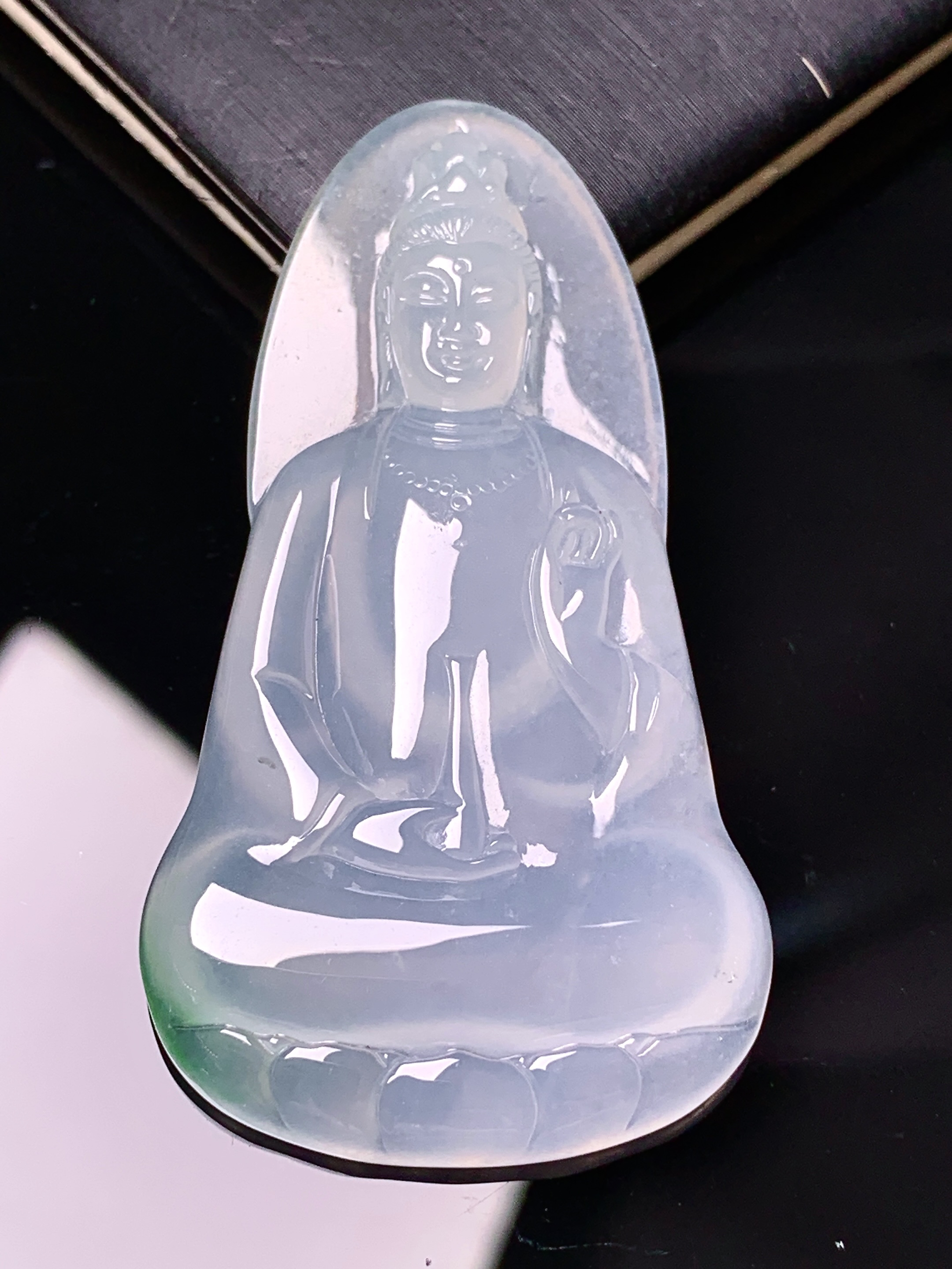 冰种观音菩萨吊坠 玉质细腻 色泽艳丽清新 水润亮眼 整体尺寸50.2*24*4.5 a8