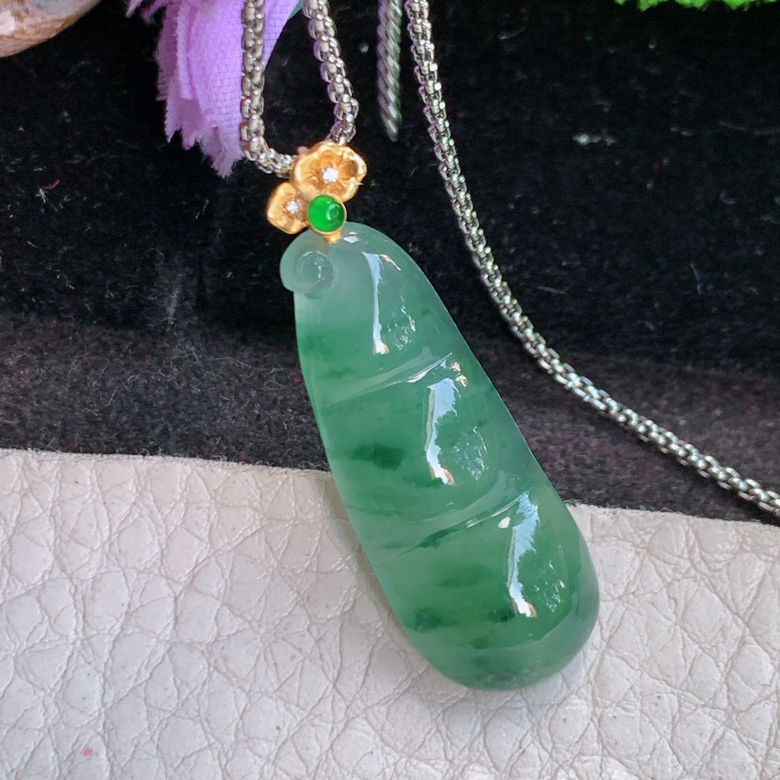 axm实拍36*12.5*5缅甸翡翠精雕高品质满绿飘花饱满平安豆 四季豆玉吊坠