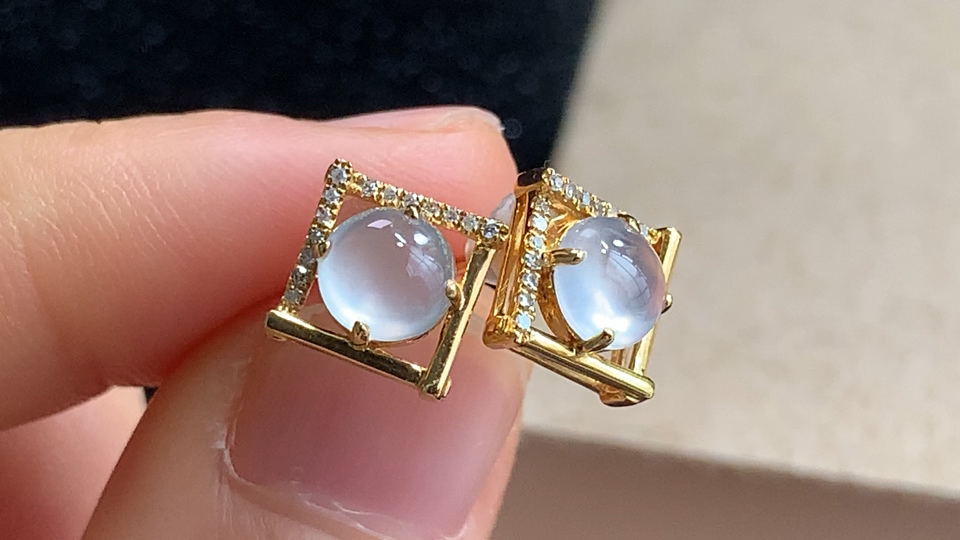 ️ 18K金伴钻冰蛋耳钉，无裂，尺寸取一5.3-2.2mm，包A附证书