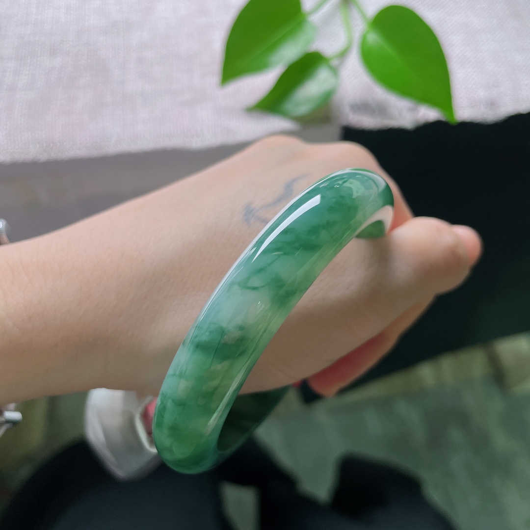 59/12.3/8.5，飘花正圈，无裂，玉光内敛柔和，温润起胶，油绿飘花如水中青藻，安静栖于玉间，灵动又静谧。ss59433a
