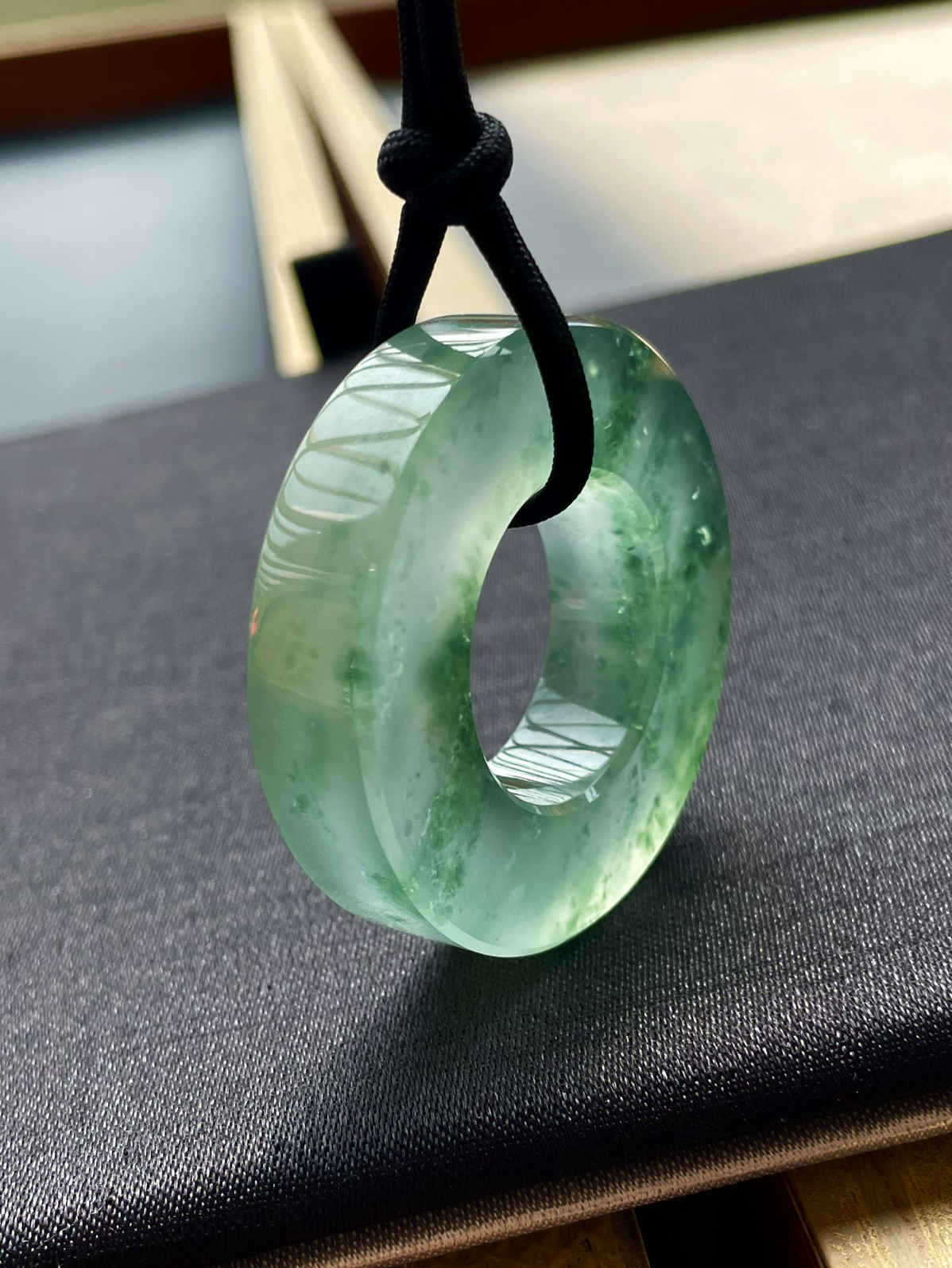 【冰种飘花平安环】也叫甜甜圈，品质很好，冰感十足，质地细腻，胶感明显，收藏品质