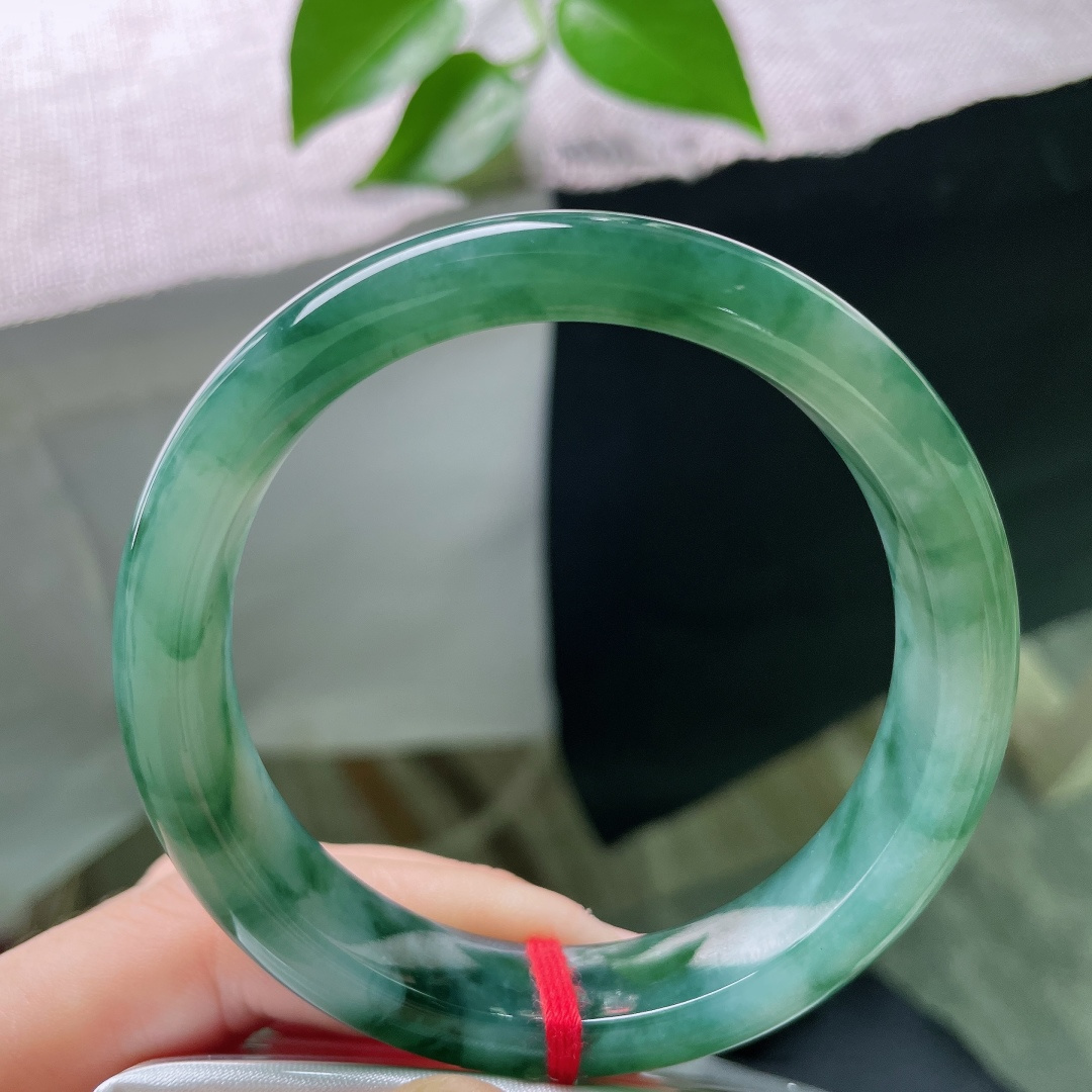 59/12.3/8.5，飘花正圈，无裂，玉光内敛柔和，温润起胶，油绿飘花如水中青藻，安静栖于玉间，灵动又静谧。ss59433a