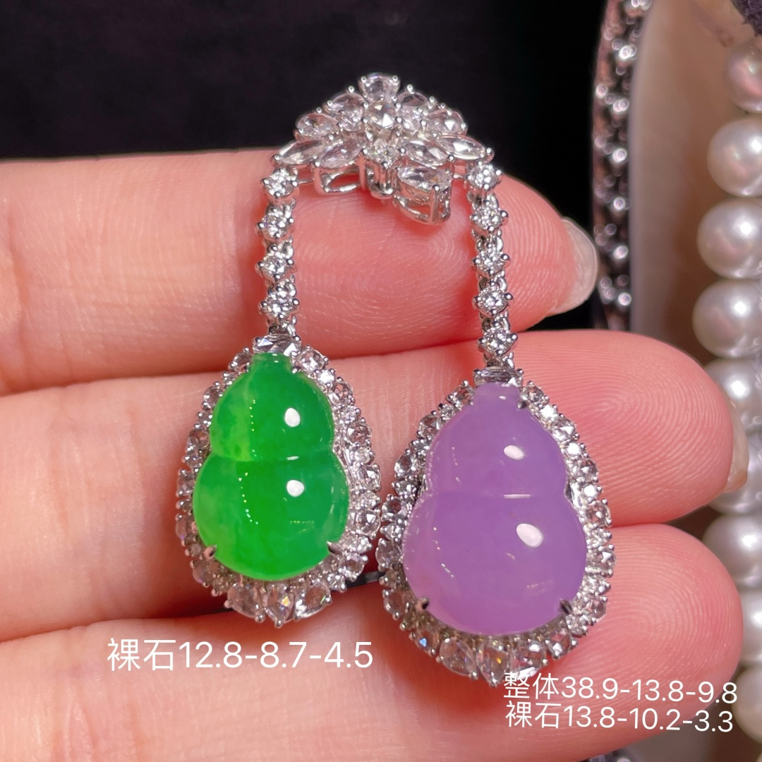 ️翡翠A货 葫芦吊坠 阳绿满色，料子冰润细腻，种老起光，18k金镶真钻，上身佩戴效果很好 尺寸如