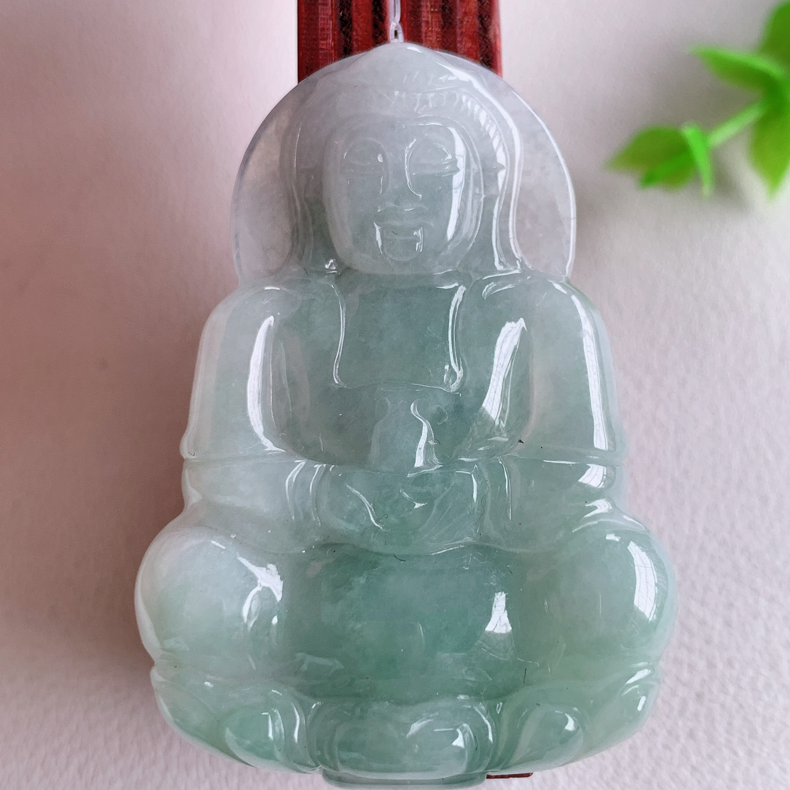 冰润精雕观音吊坠，法相端庄大气，工艺精湛，种色浓郁，细腻饱满冰润，种老水足，收藏佳品，佩戴大气  W