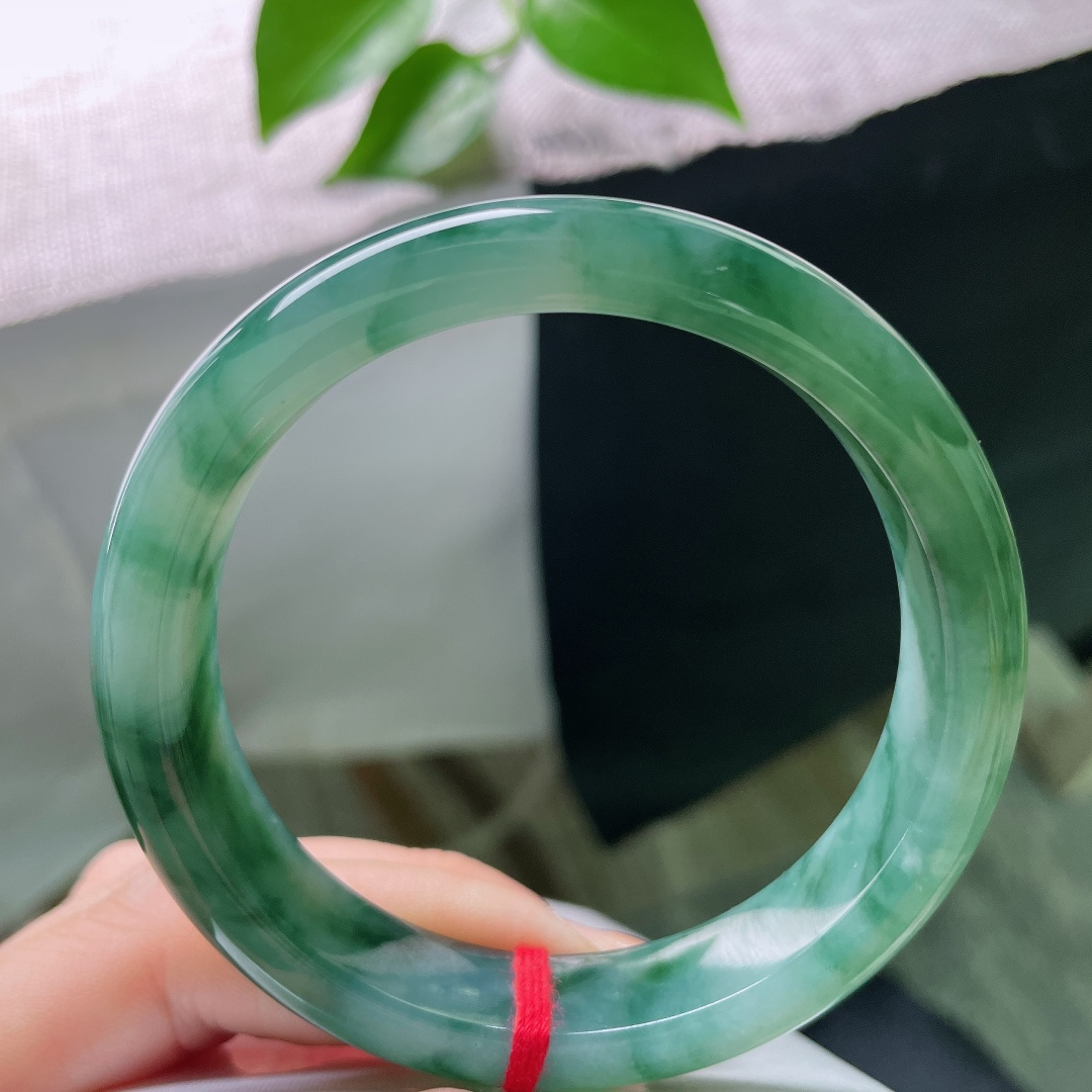 59/12.3/8.5，飘花正圈，无裂，玉光内敛柔和，温润起胶，油绿飘花如水中青藻，安静栖于玉间，灵