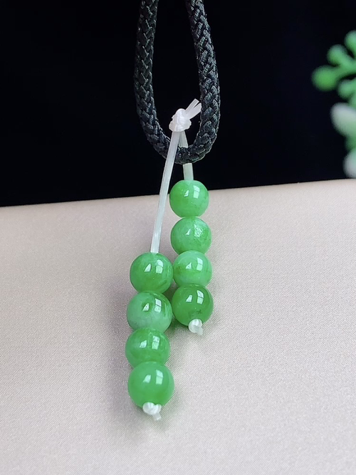 满绿玉珠一首，尺寸4.1-4.6mm，S05yja