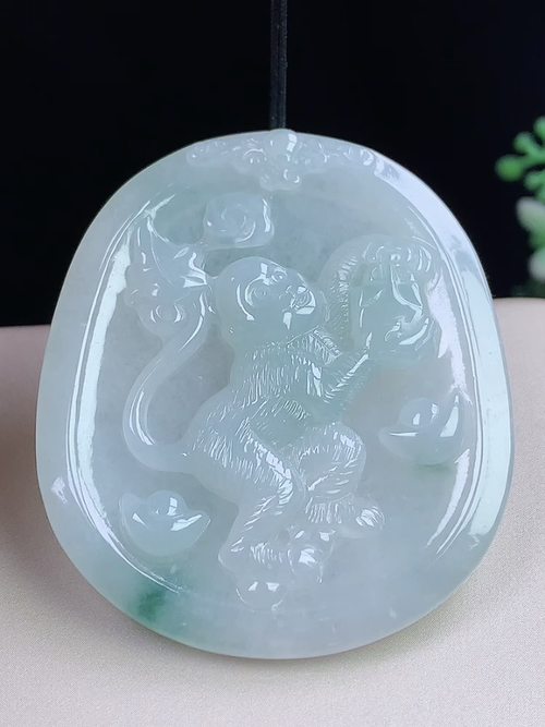 冰飘花生肖猴牌，灵猴献瑞，无裂，尺寸51.6-44.9-5.6mm，S05xma