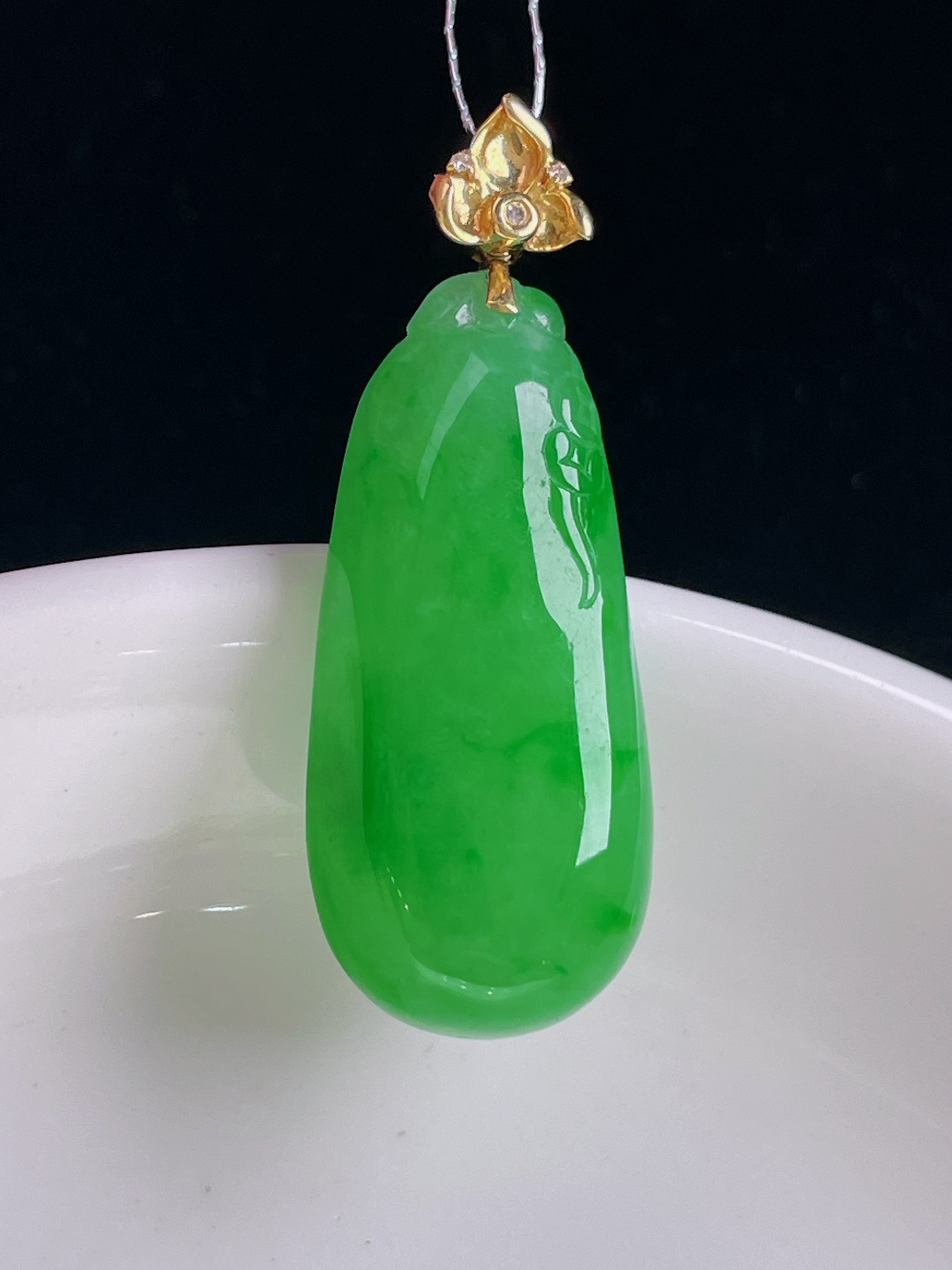 辣绿福瓜，18k镶嵌，老种起光，细底通透，尺寸：34.3裸石29/12.8/7.4mm1005