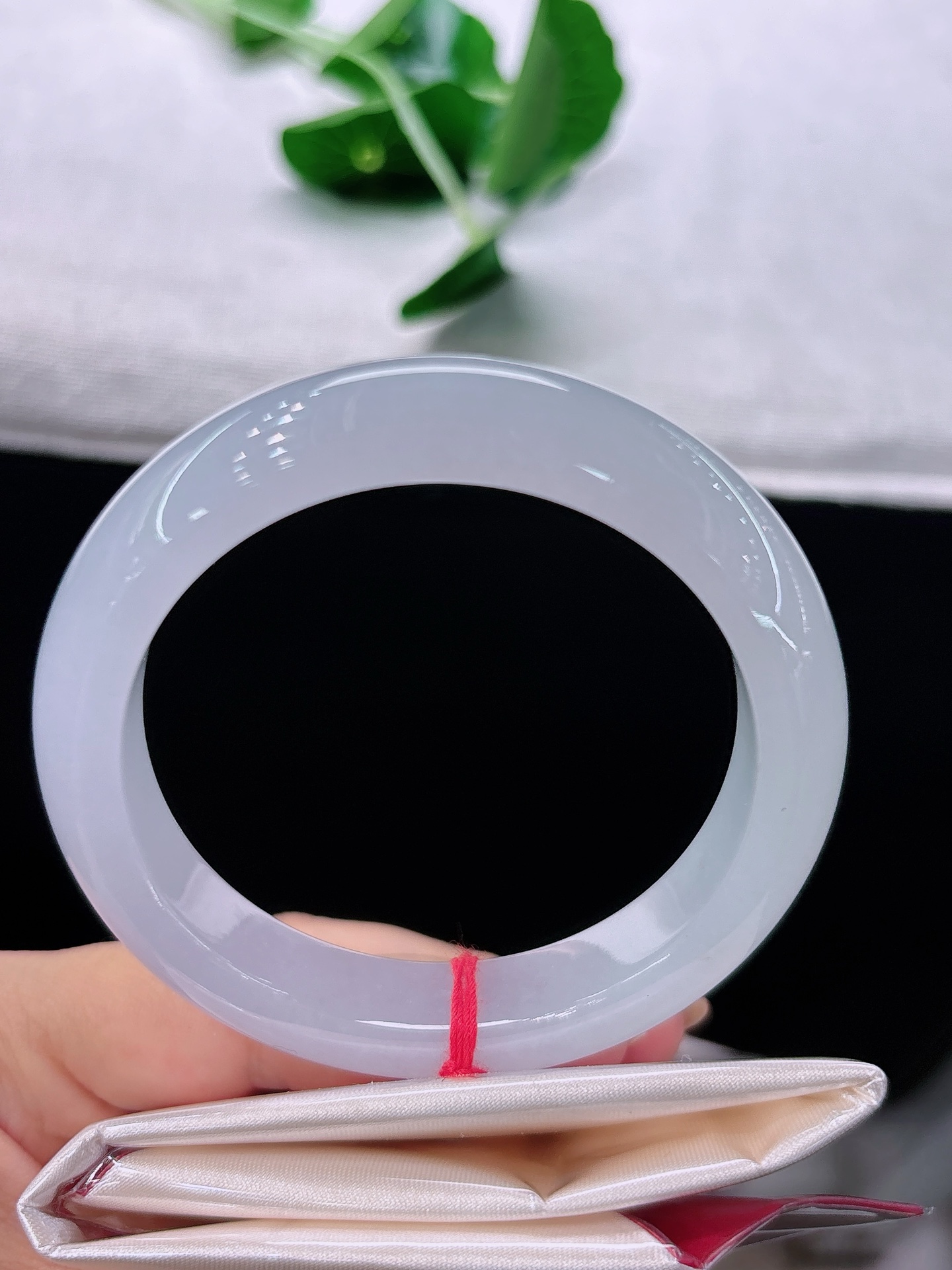 天然翡翠手镯，圈口55.3/12.2/9.6，正圈冰粉紫净底，质地莹润澄澈，素净无华，尽显清雅之美，无裂