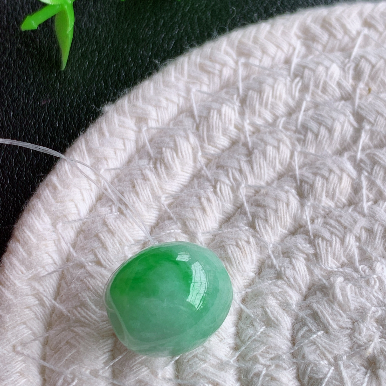 冰润飘阳绿路路通翡翠吊坠  款式新颖时尚，日常百搭的款。满满的份量感，清秀高雅，上身效果优雅迷人！性价比超值  W49.3 尺寸：14.2-13.3mm