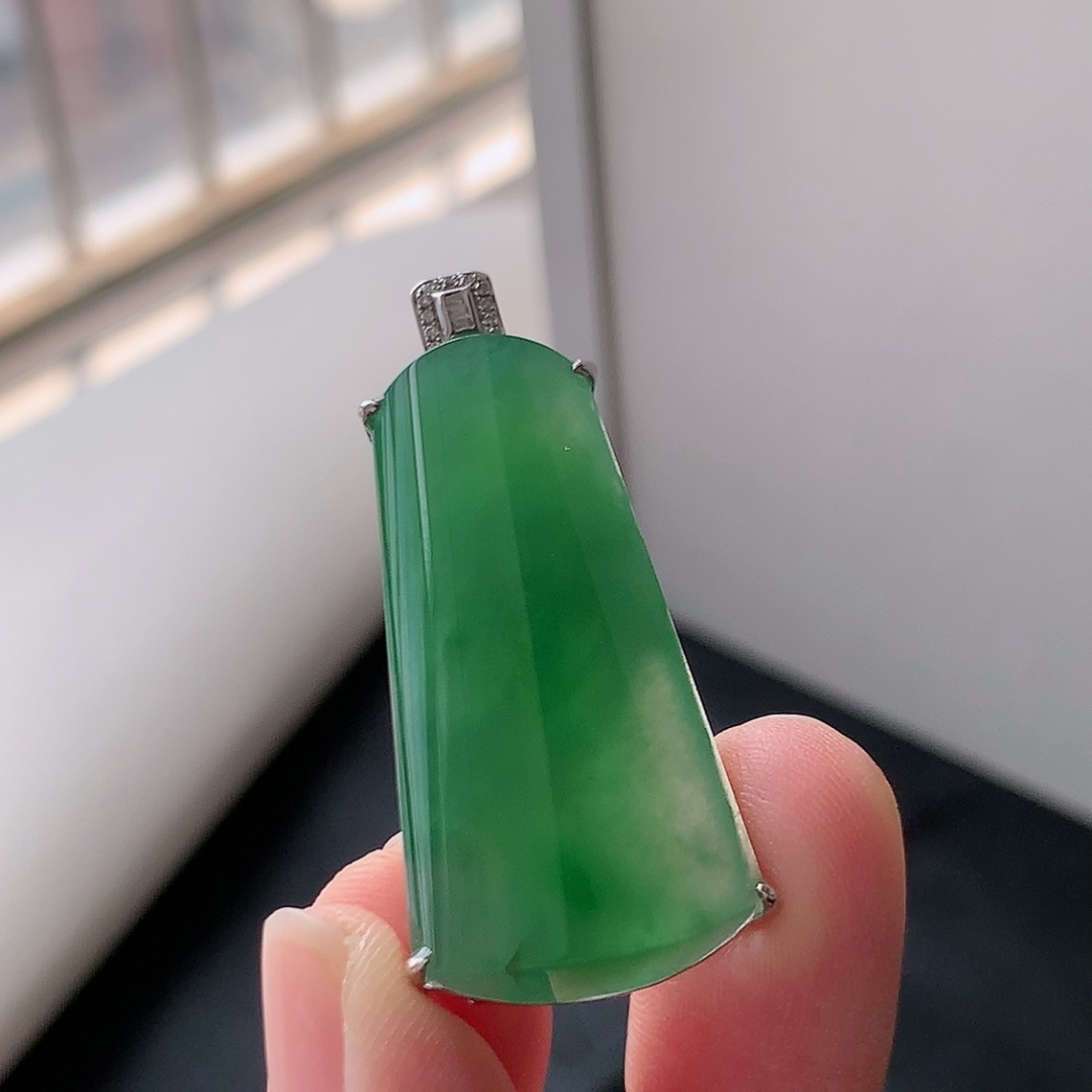 ️ 冰飘绿平安柱吊坠。色阳色艳，种老饱满细腻，佩戴优雅气质货号181003，42.1-18.8-6.8