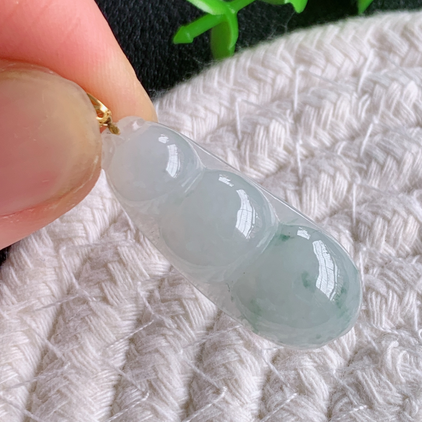18k金扣冰润飘花福豆翡翠挂件，老种飘花  冰清玉洁  胶感十足  寓意“四季平安，福气满满”颜色鲜艳，清新自然，饱满通透   W49.3  尺寸：30.8-12.5-5.8mm