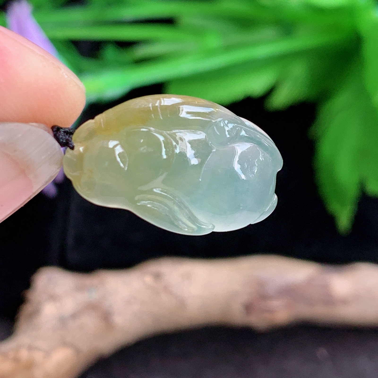 lz实拍19.8*12.3*6缅甸翡翠精雕高品质冰黄小兔子玉吊坠