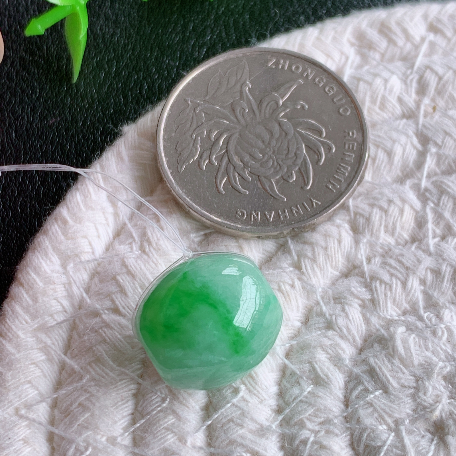 冰润飘阳绿路路通翡翠吊坠  款式新颖时尚，日常百搭的款。满满的份量感，清秀高雅，上身效果优雅迷人！性价比超值  W49.3 尺寸：14.2-13.3mm