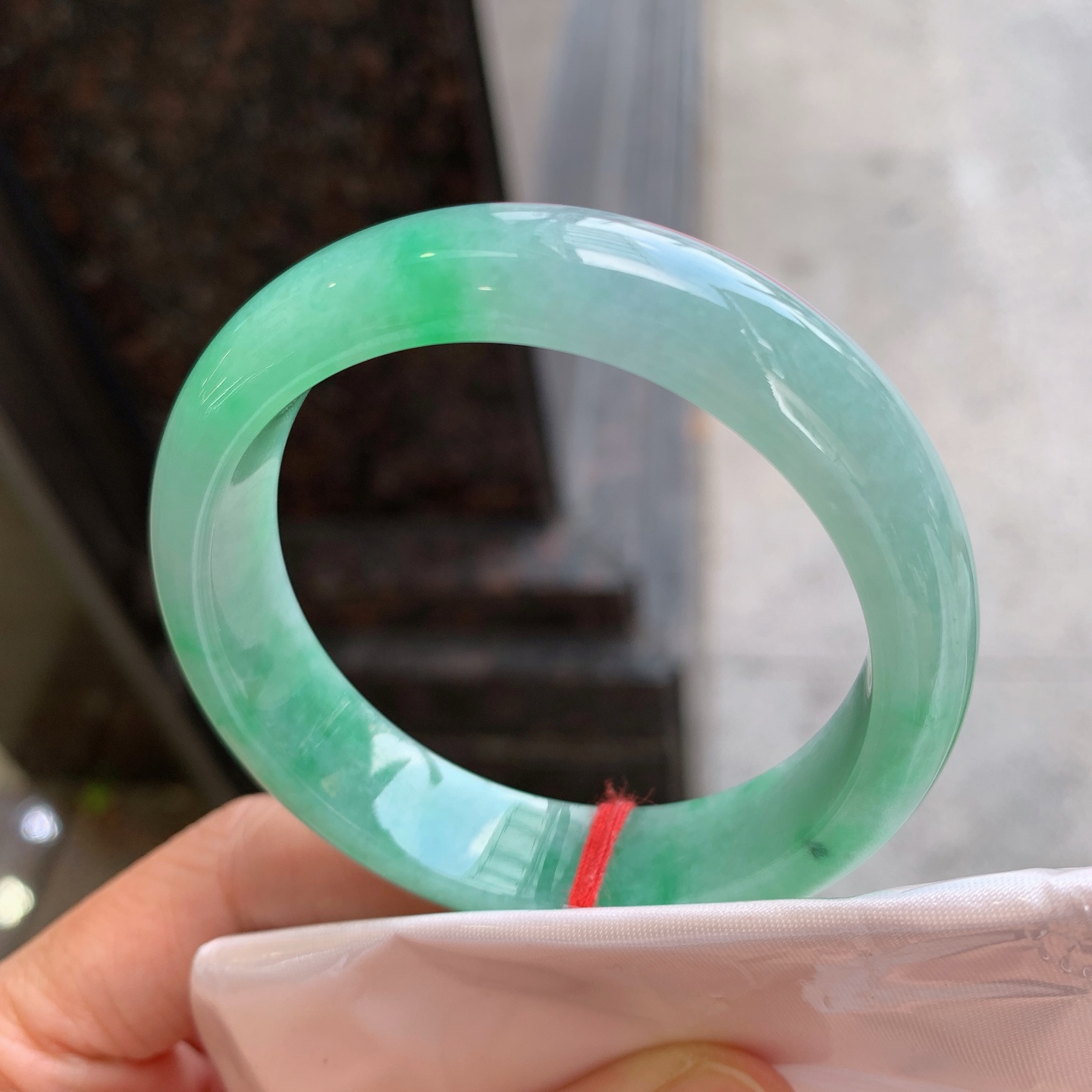 正圈飘绿 微细纹 尺寸：51.1/12.9/7.2 小圈口
