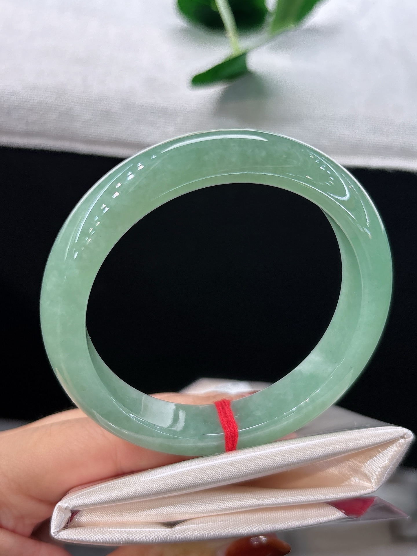 天然翡翠手镯，圈口56.4/12.5/9.1，正圈满润苹果绿底，似一汪春日碧潭，玉质细腻，尽显雅致，无裂