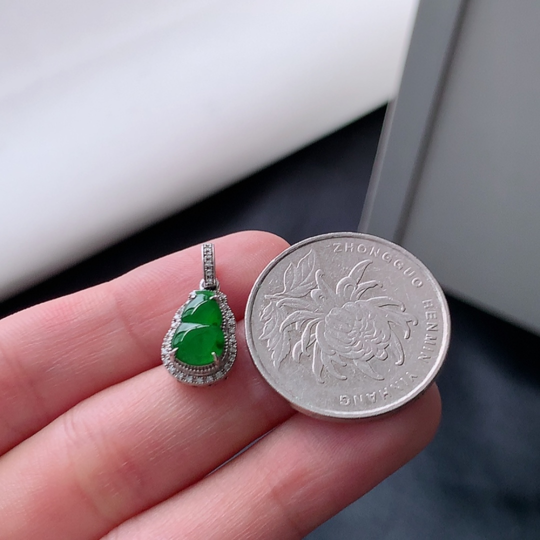 ️ 冰阳绿葫芦吊坠。色阳色艳，种老无裂细腻，佩戴优雅时尚 货号55611，18.3-8.9-5.8