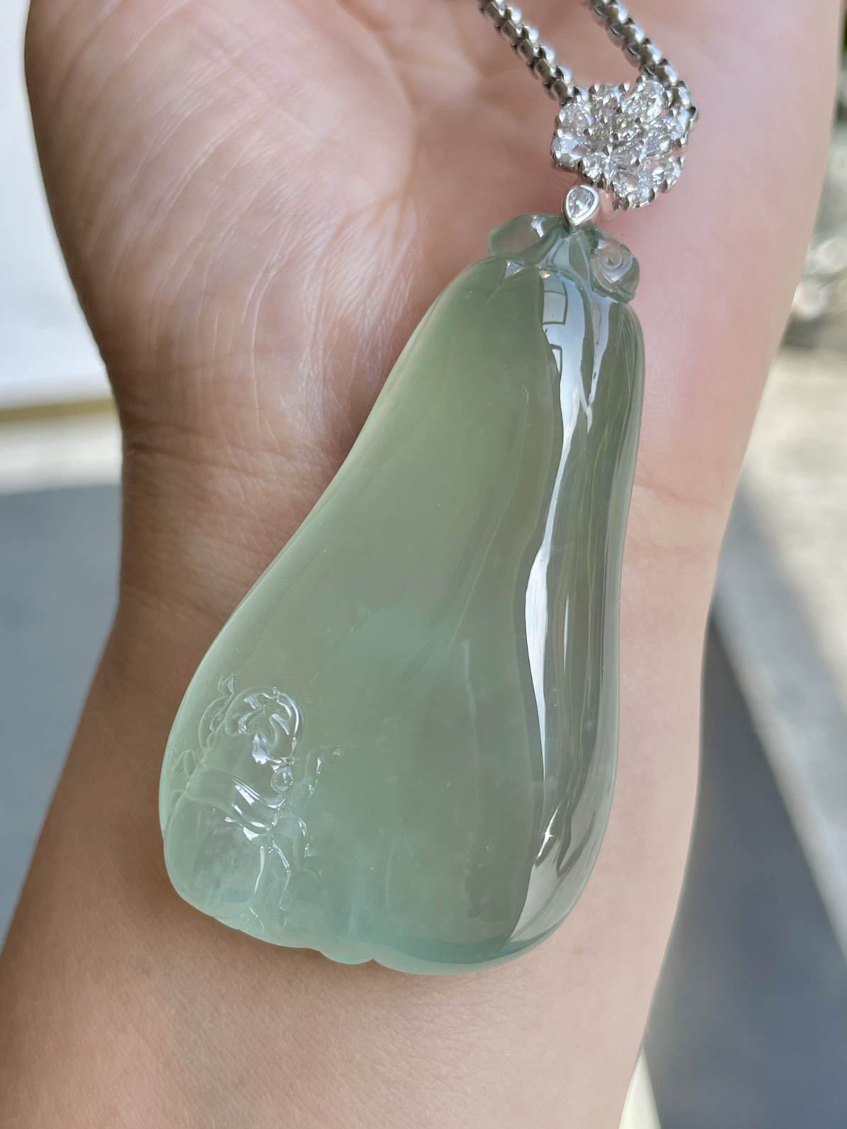 【冰种福瓜吊坠】种水上乘，晶莹剔透，纯净通透，莹光感很强。收藏品质，18k金钻镶嵌，裸石尺寸56*32.1*13.1毫米