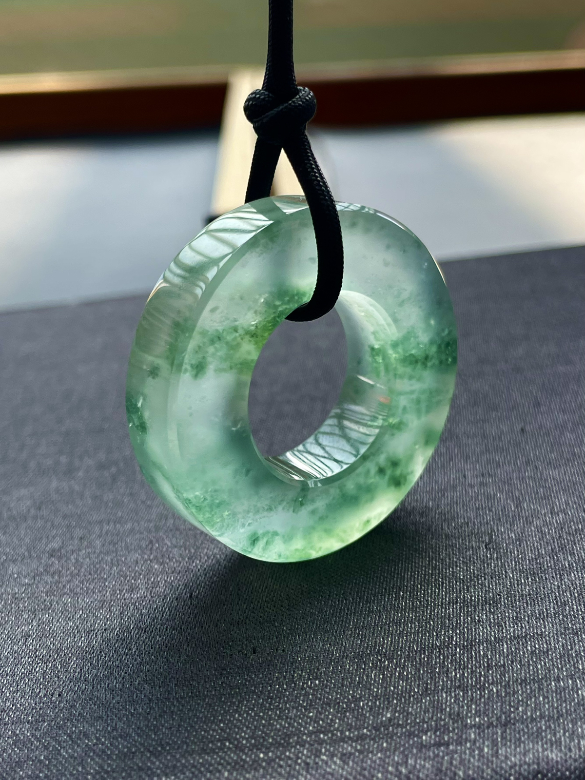 【冰种飘花平安环】也叫甜甜圈，品质很好，冰感十足，质地细腻，胶感明显，收藏品质