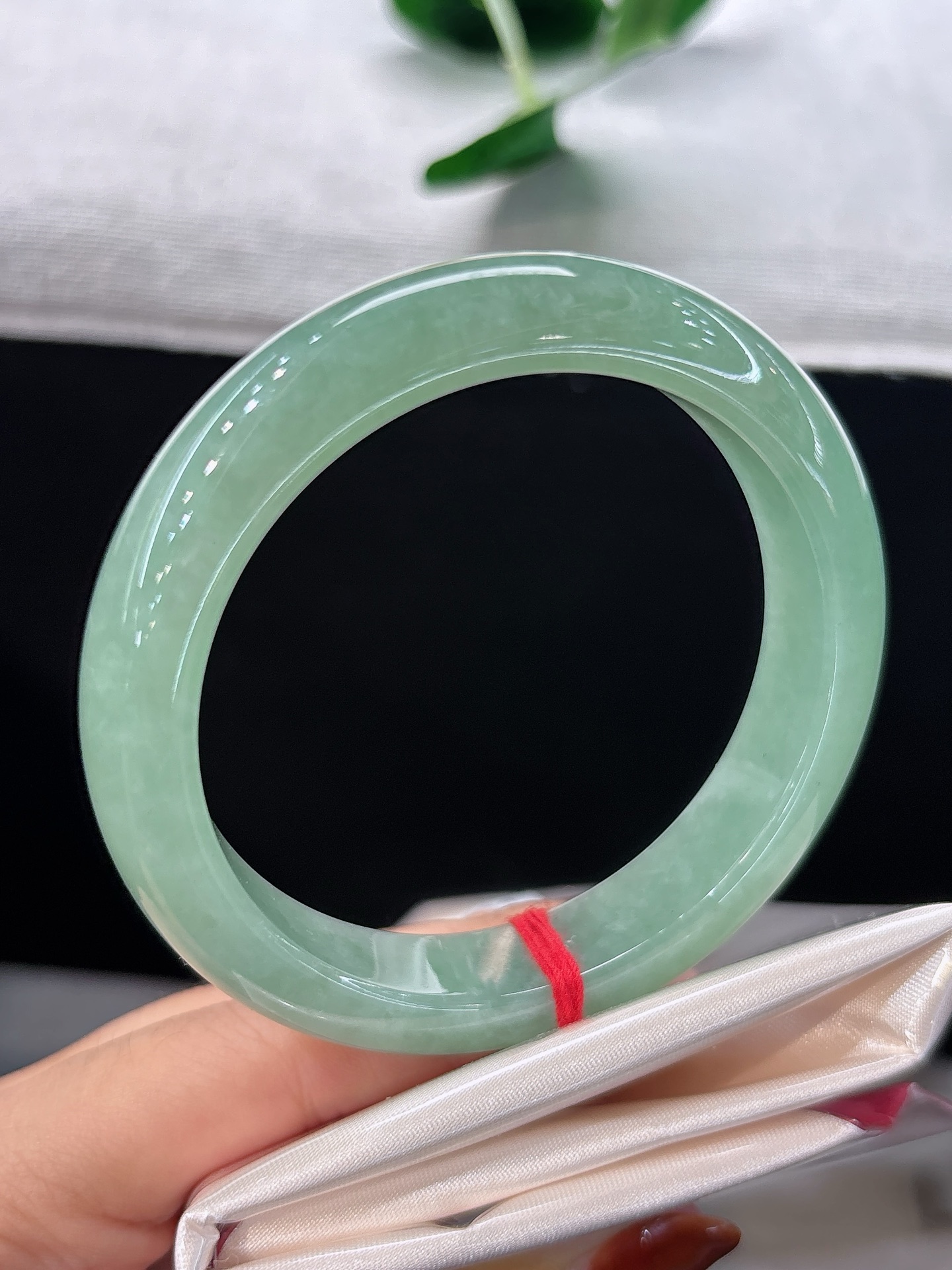 天然翡翠手镯，圈口56.4/12.5/9.1，正圈满润苹果绿底，似一汪春日碧潭，玉质细腻，尽显雅致，无裂