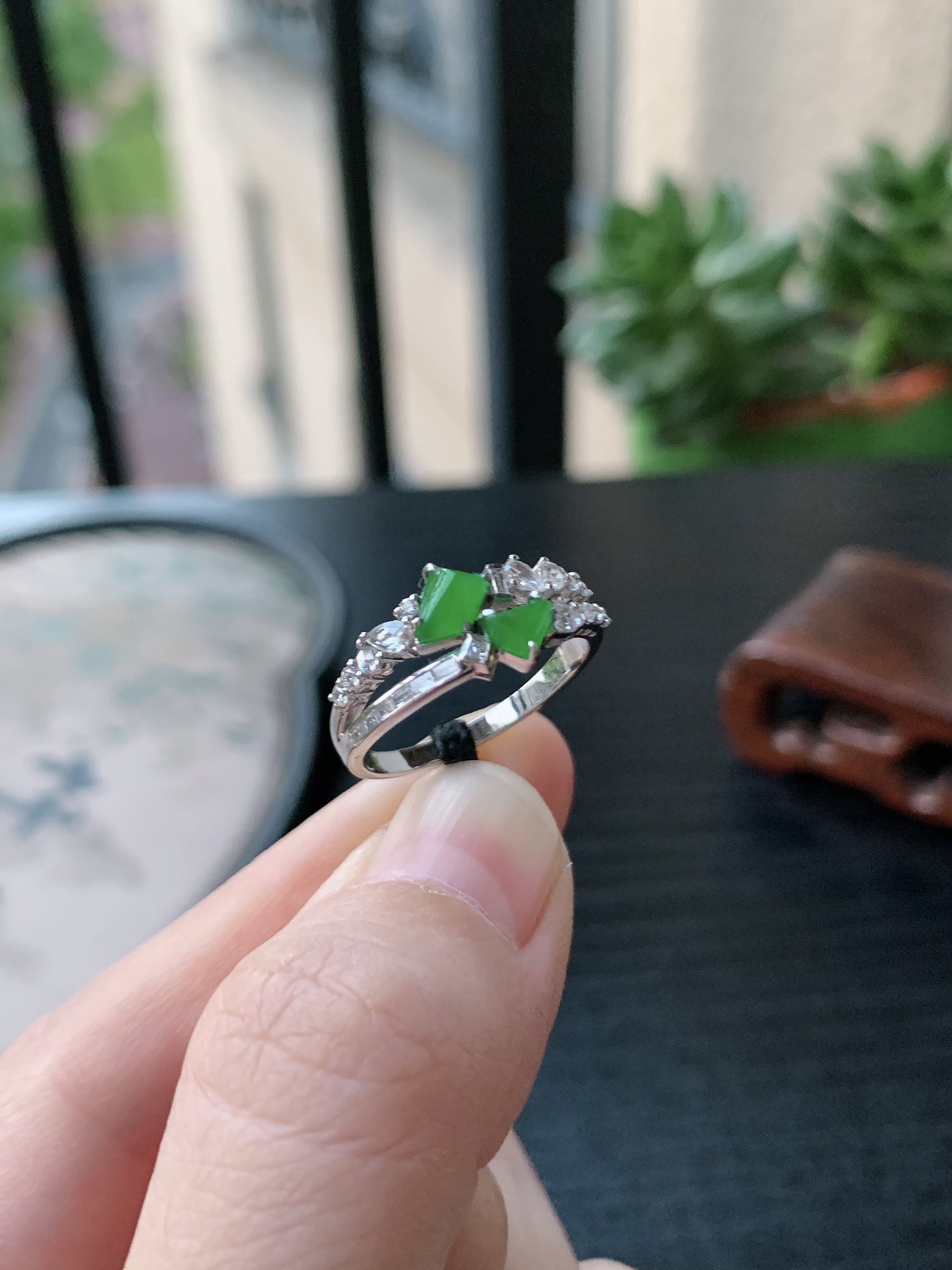 18k金镶嵌老坑冰种胶感阳绿随形戒指 裸石尺寸:4.9-4.5-3mm