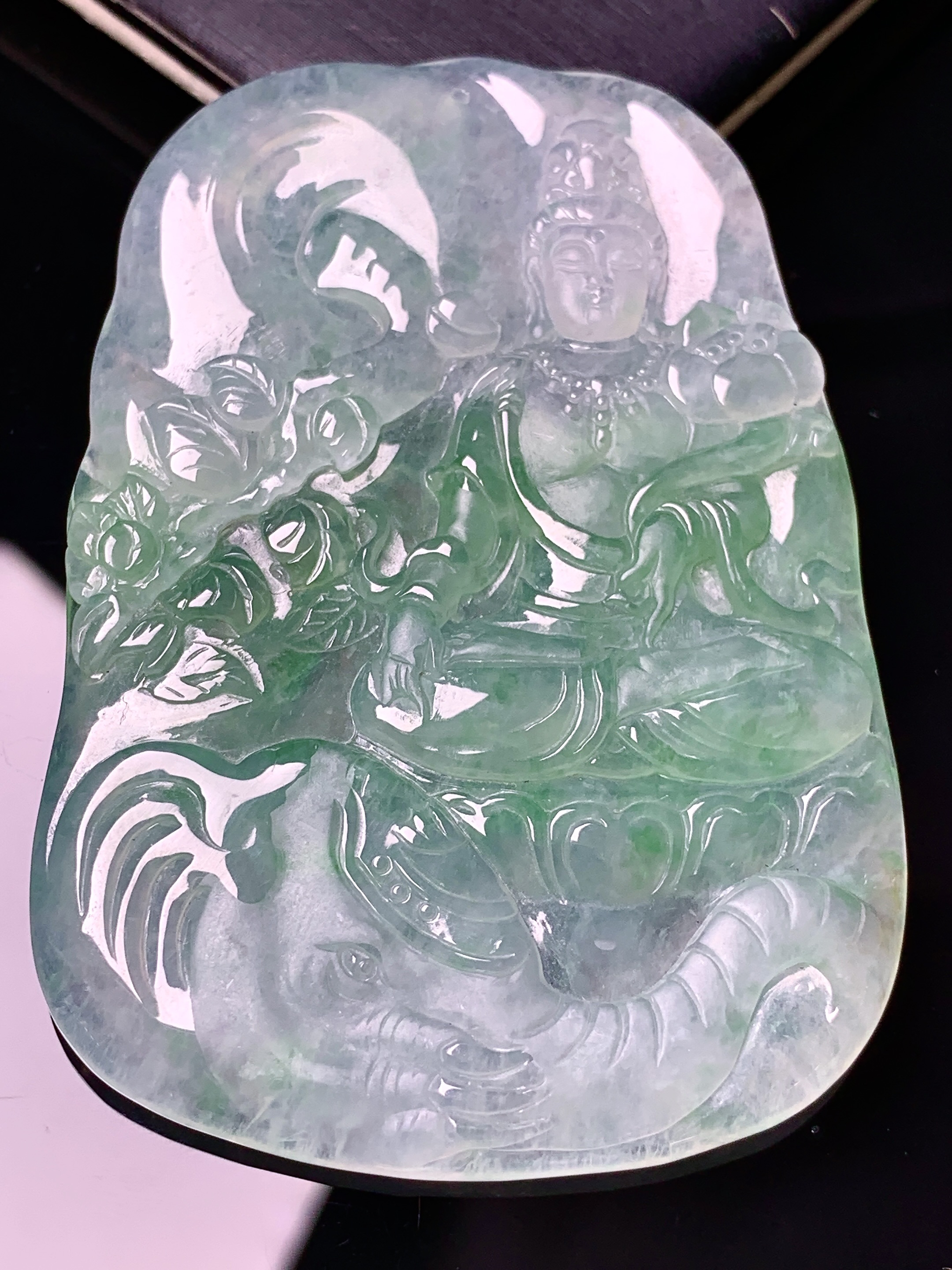 飘绿普贤观音菩萨吊坠 玉质细腻 色泽艳丽清新 水润亮眼 整体尺寸63*44.3*4.5 e6