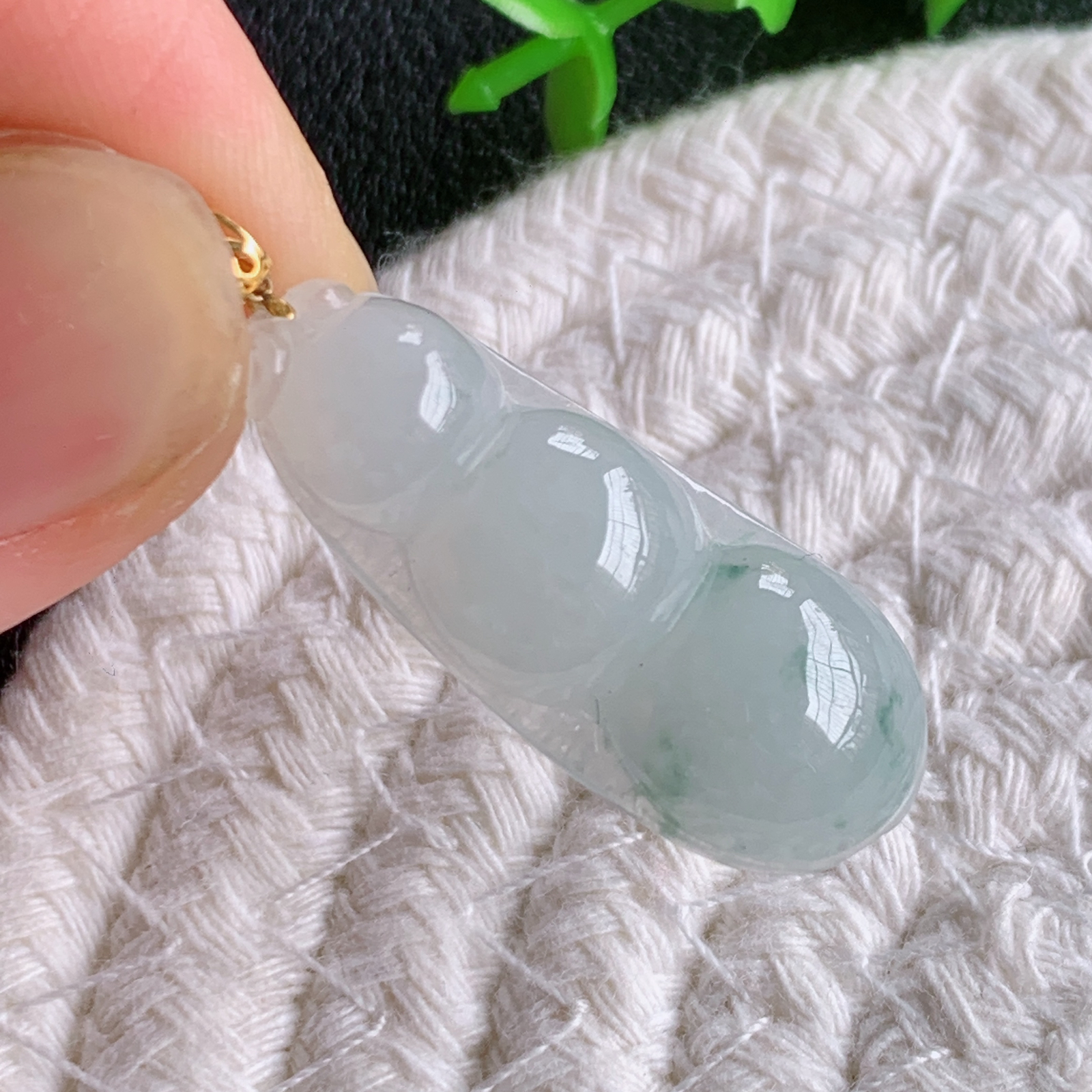 18k金扣冰润飘花福豆翡翠挂件，老种飘花  冰清玉洁  胶感十足  寓意“四季平安，福气满满”颜色鲜艳，清新自然，饱满通透   W49.3  尺寸：30.8-12.5-5.8mm