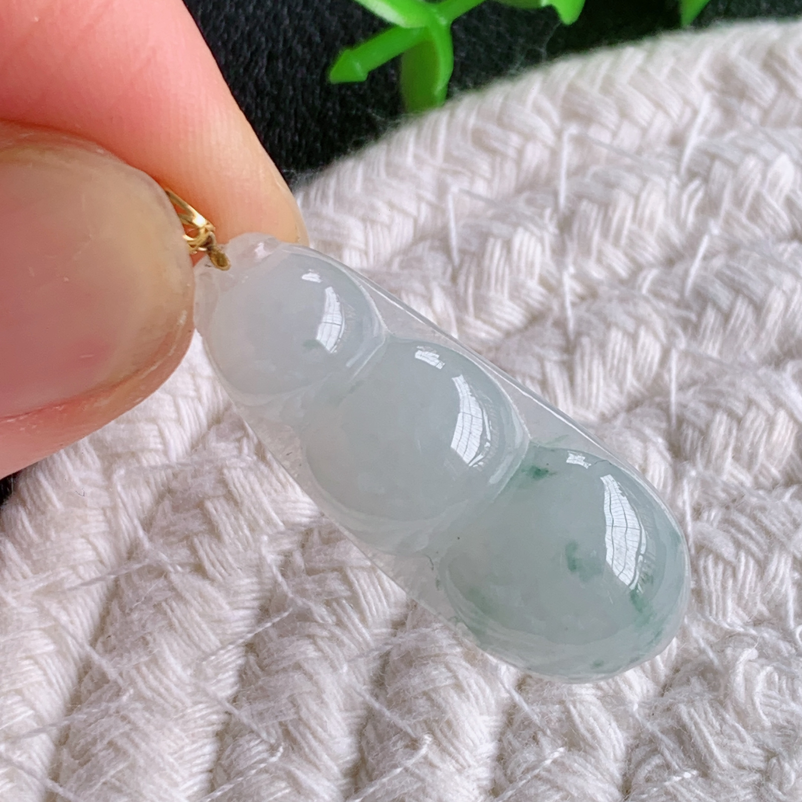 18k金扣冰润飘花福豆翡翠挂件，老种飘花  冰清玉洁  胶感十足  寓意“四季平安，福气满满”颜色鲜艳，清新自然，饱满通透   W49.3  尺寸：30.8-12.5-5.8mm