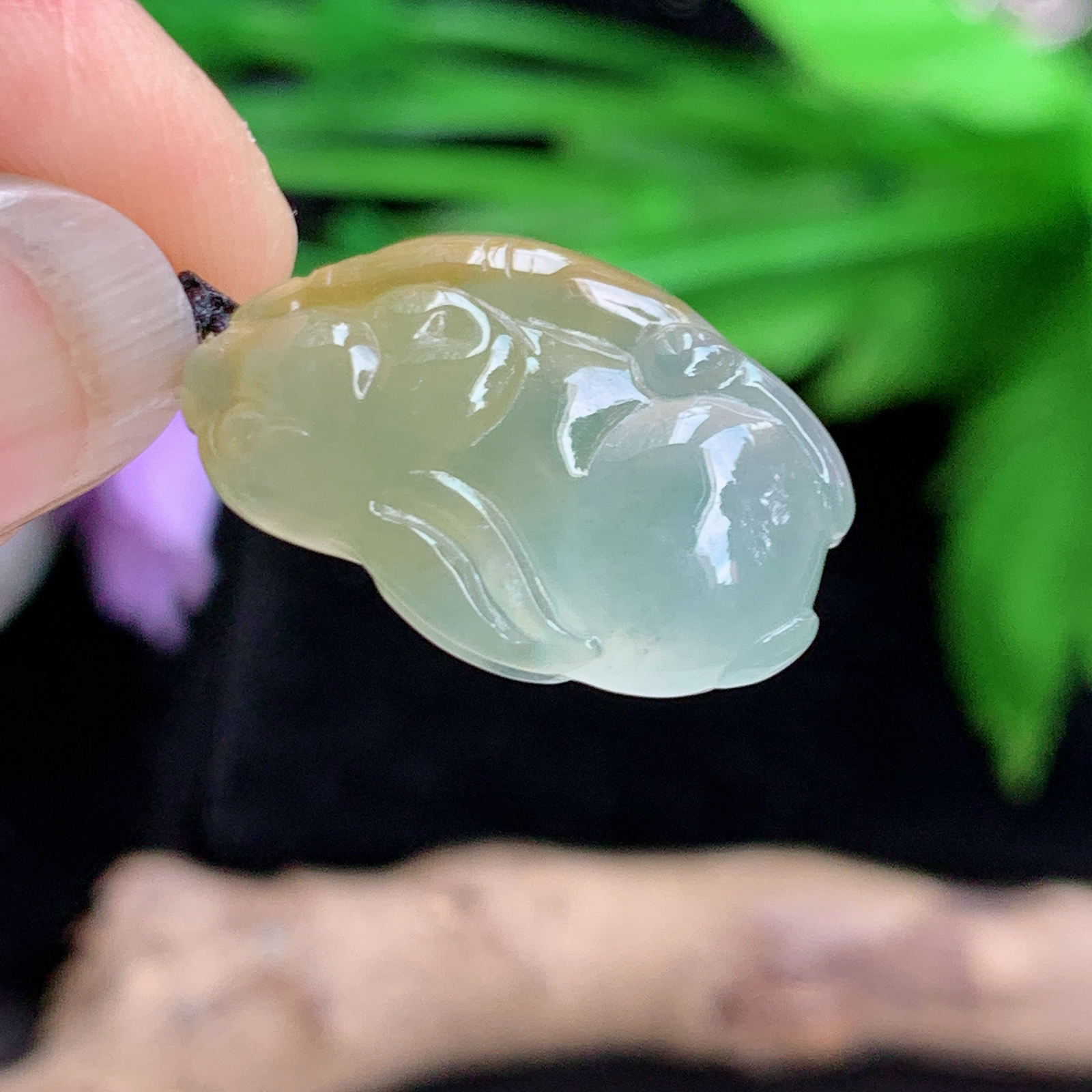 lz实拍19.8*12.3*6缅甸翡翠精雕高品质冰黄小兔子玉吊坠