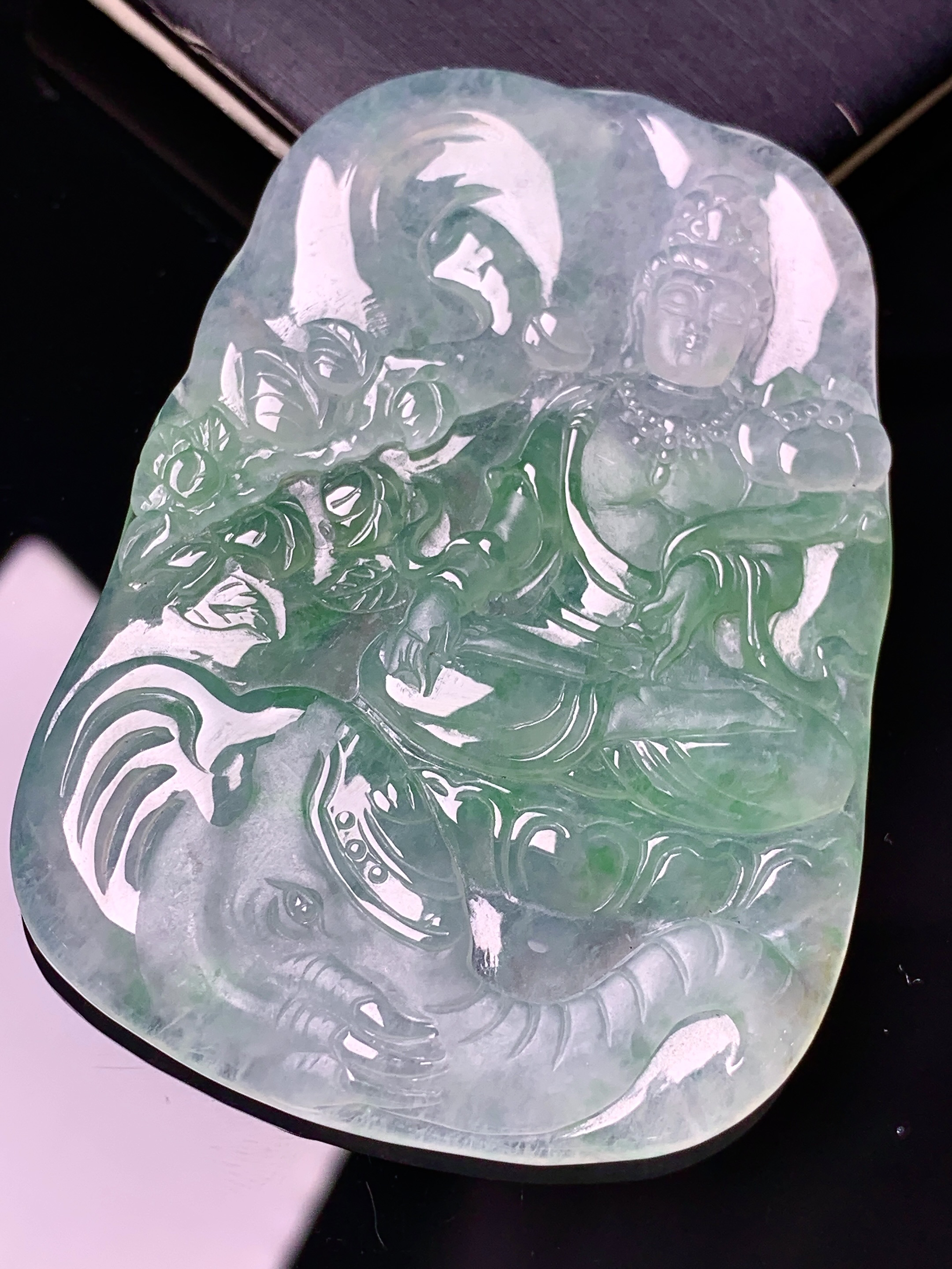 飘绿普贤观音菩萨吊坠 玉质细腻 色泽艳丽清新 水润亮眼 整体尺寸63*44.3*4.5 e6