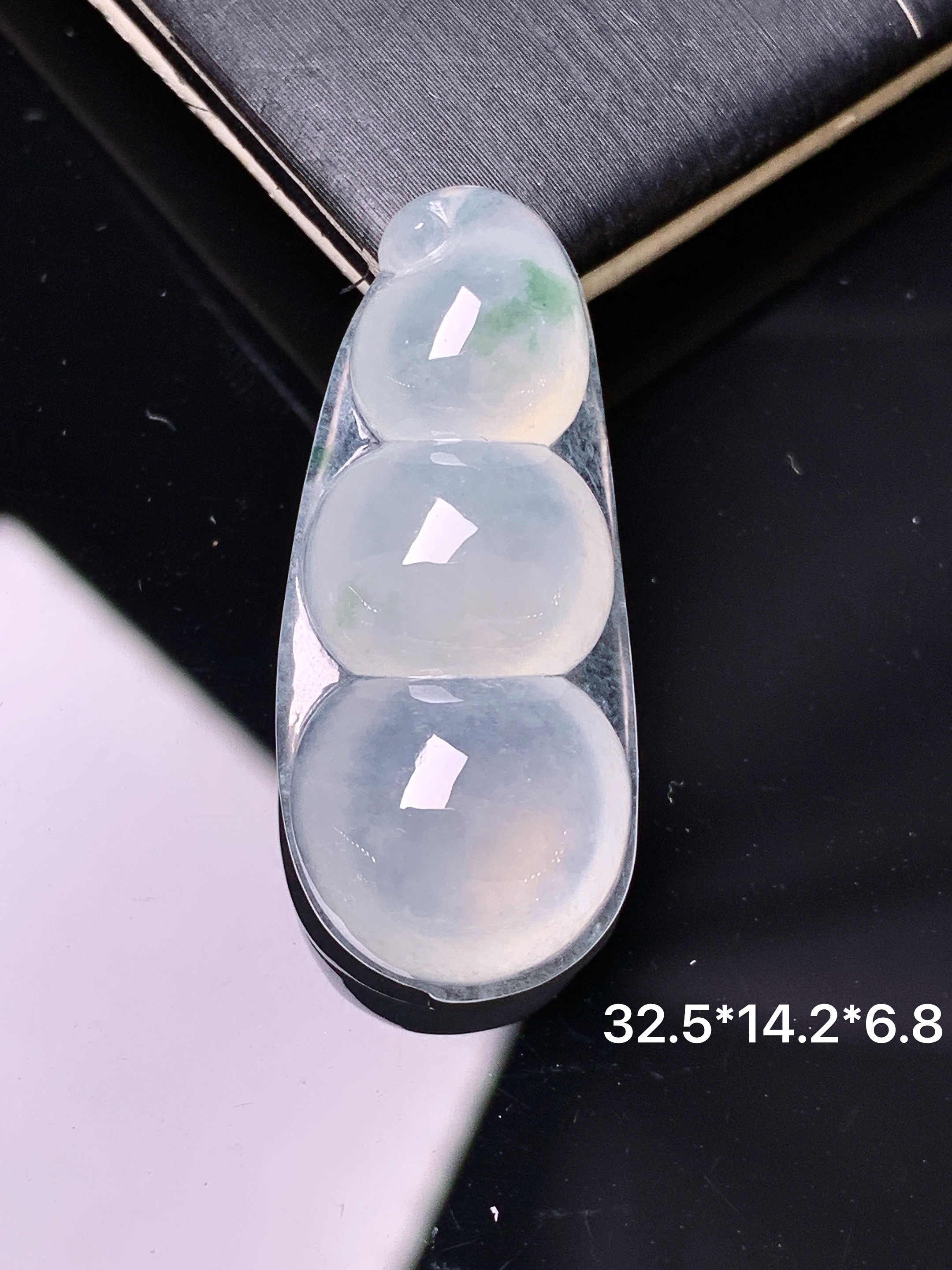 冰种四季豆吊坠 玉质细腻 色泽艳丽清新 水润亮眼 整体尺寸32.5*14.2*6.8 d1