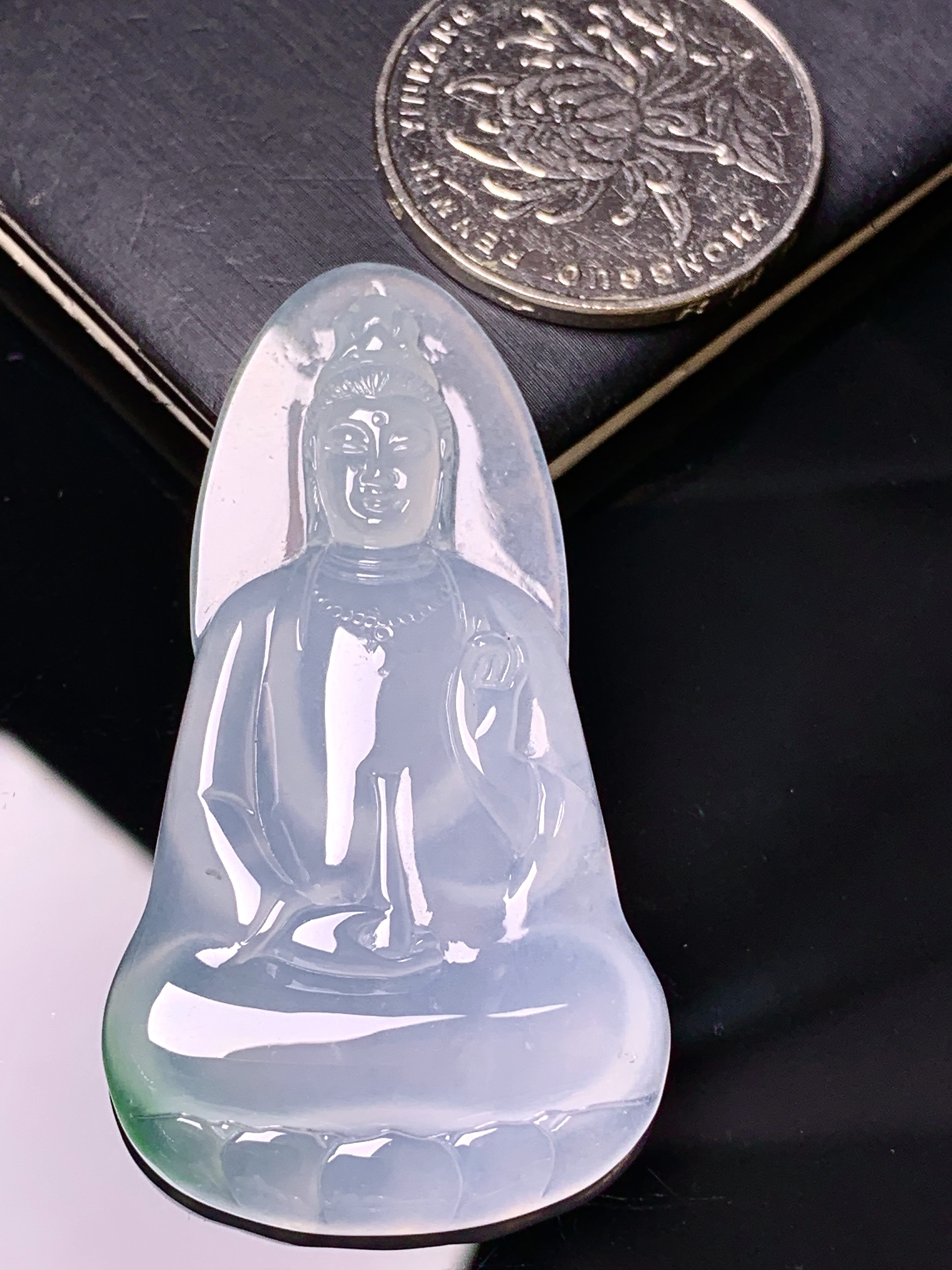 冰种观音菩萨吊坠 玉质细腻 色泽艳丽清新 水润亮眼 整体尺寸50.2*24*4.5 a8