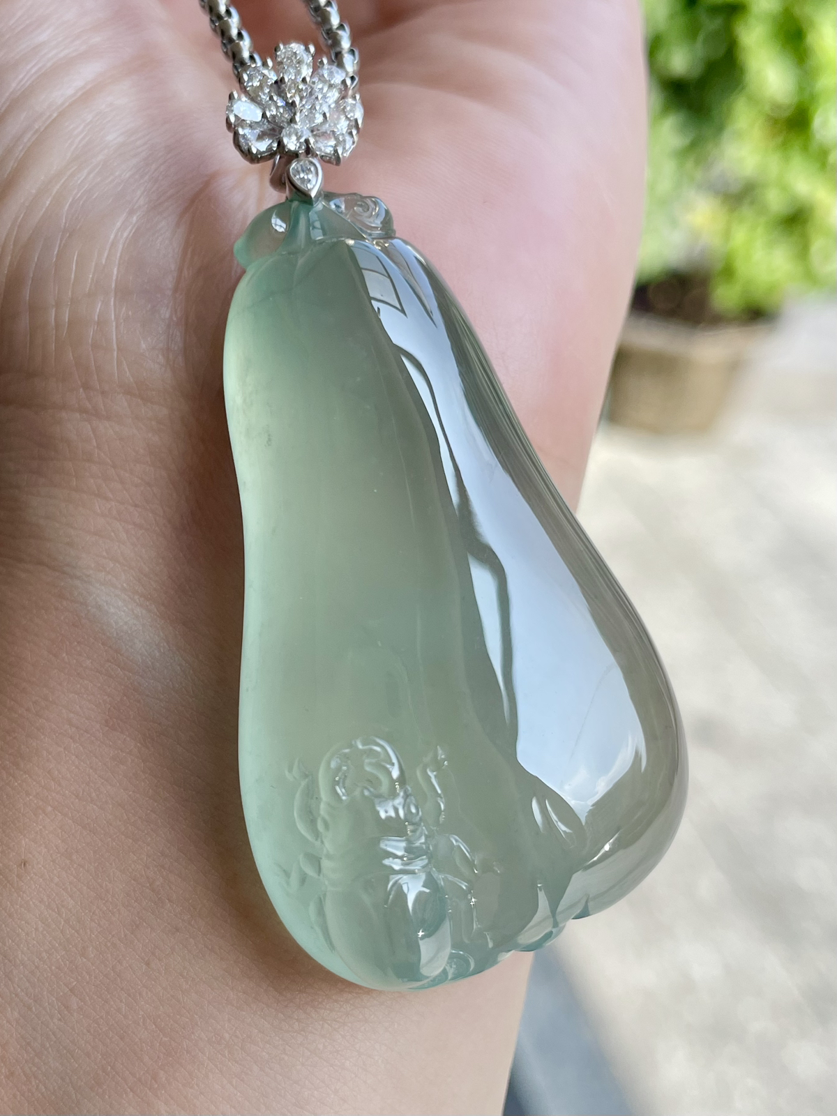 【冰种福瓜吊坠】种水上乘，晶莹剔透，纯净通透，莹光感很强。收藏品质，18k金钻镶嵌，裸石尺寸56*3