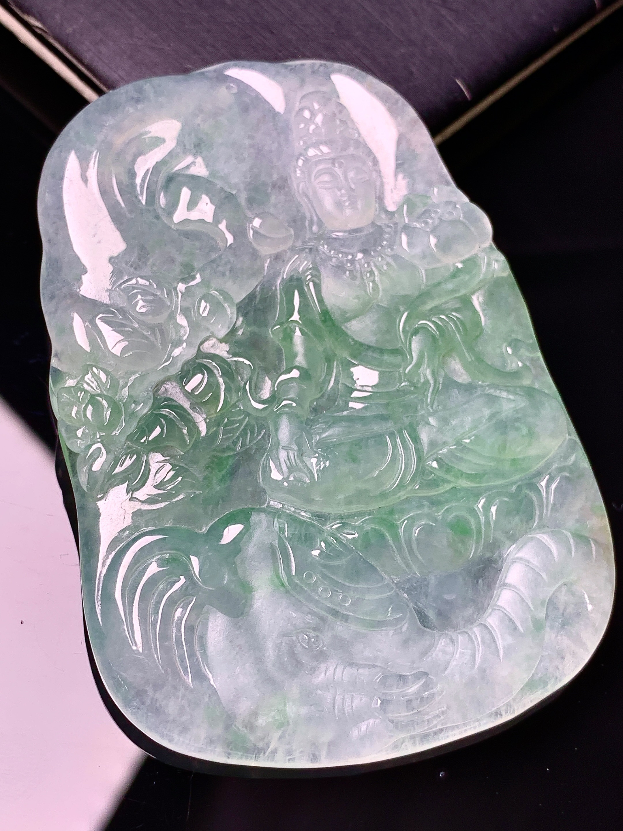 飘绿普贤观音菩萨吊坠 玉质细腻 色泽艳丽清新 水润亮眼 整体尺寸63*44.3*4.5 e6