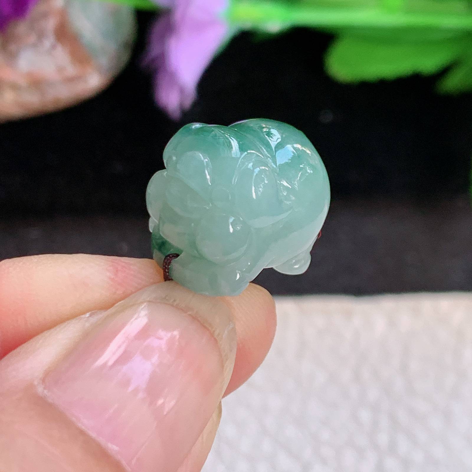 zen实拍15.8*12.5*13.2精雕缅甸翡翠飘花小猪猪 招财猪玉吊坠