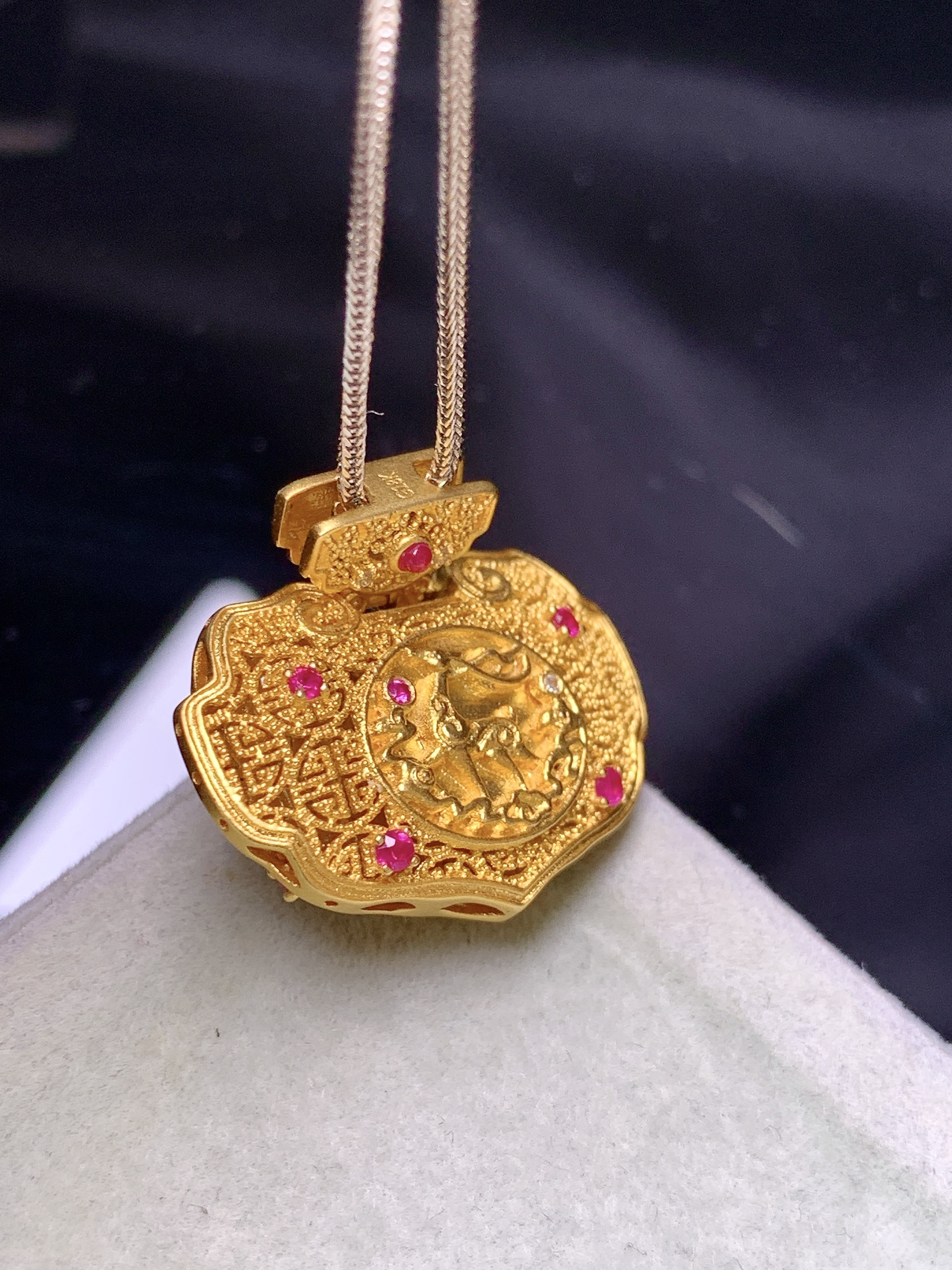 18k金钻镶嵌冰阳绿葫芦吊坠 玉质细腻 色泽艳丽清新 水润亮眼 整体尺寸20.2*22.3*8.6 m7