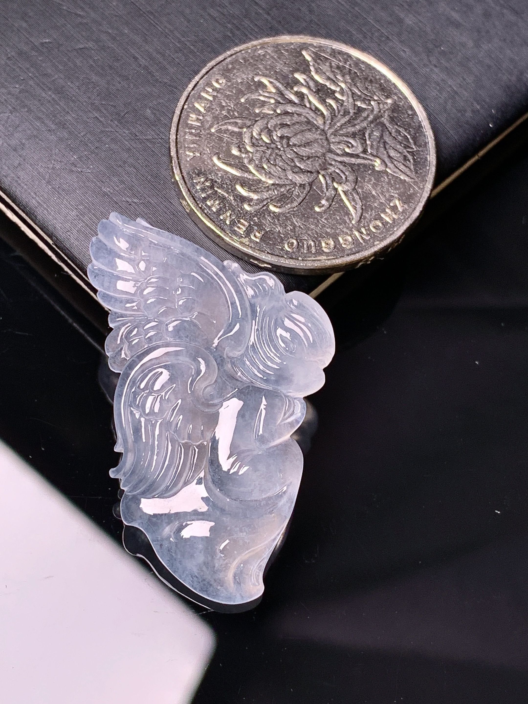 冰种天使宝宝吊坠 玉质细腻 色泽艳丽清新 水润亮眼 整体尺寸35.2*22*4.6 a8