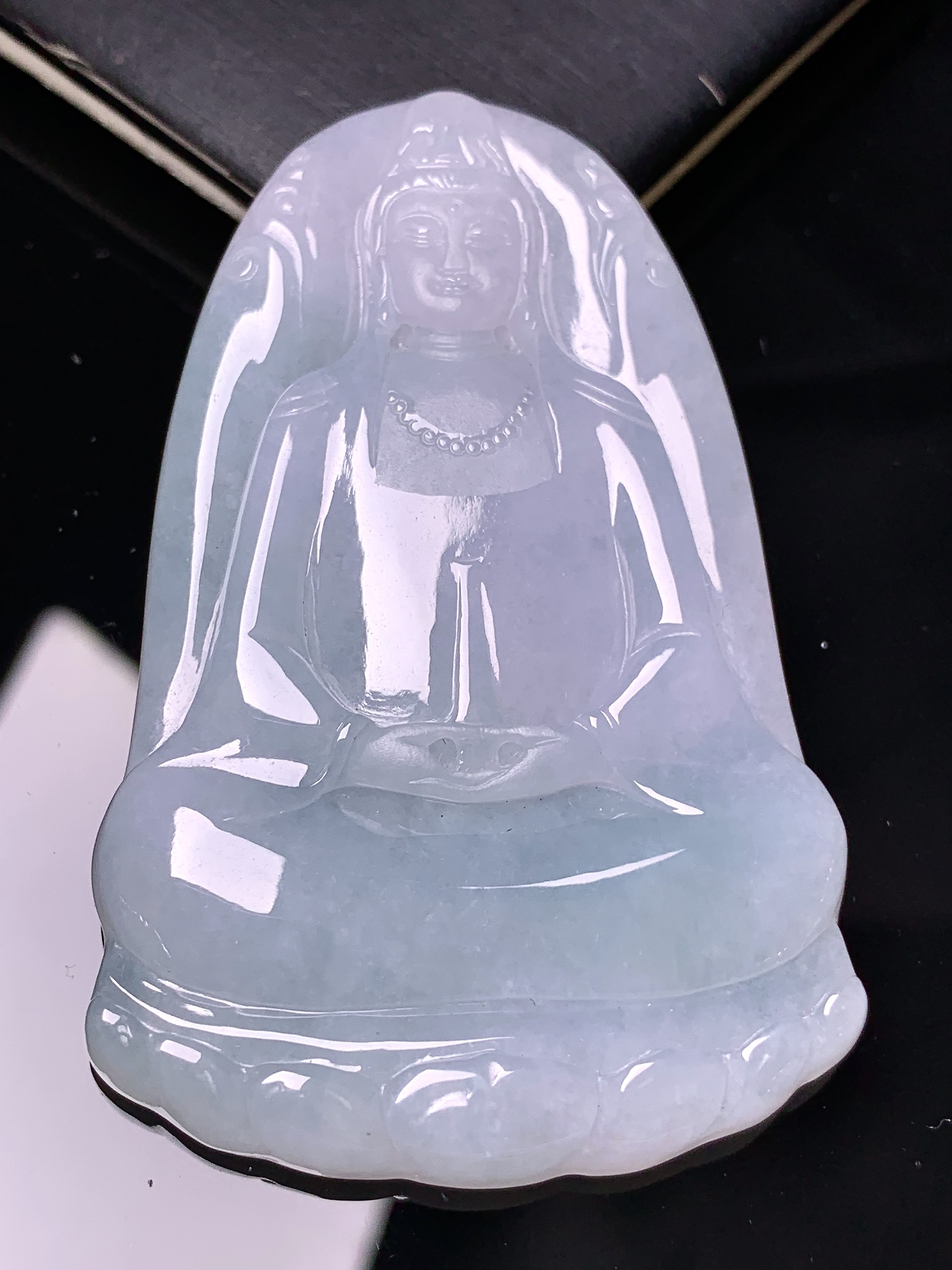 冰种观音菩萨吊坠 玉质细腻 色泽艳丽清新 水润亮眼 整体尺寸64.6*40*5.7 d1