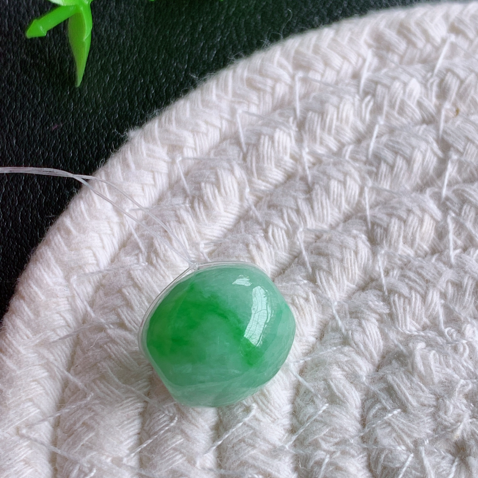 冰润飘阳绿路路通翡翠吊坠  款式新颖时尚，日常百搭的款。满满的份量感，清秀高雅，上身效果优雅迷人！性
