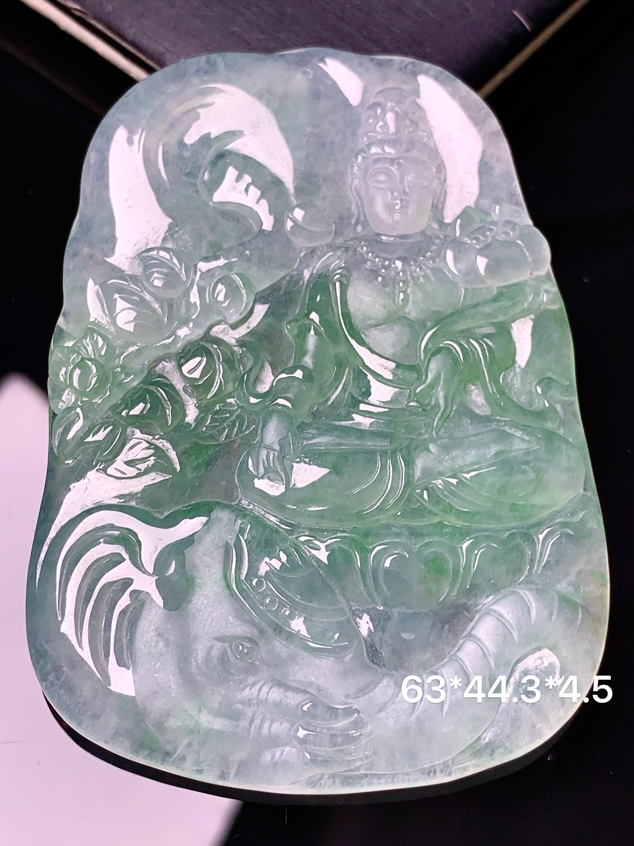 飘绿普贤观音菩萨吊坠 玉质细腻 色泽艳丽清新 水润亮眼 整体尺寸63*44.3*4.5 e6